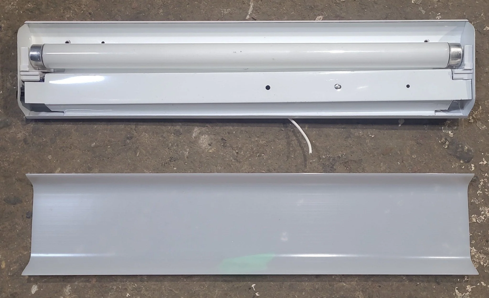 Used 115WW Thin-Lite Single Fluorescent light fixture - 15 Watt - Image 2