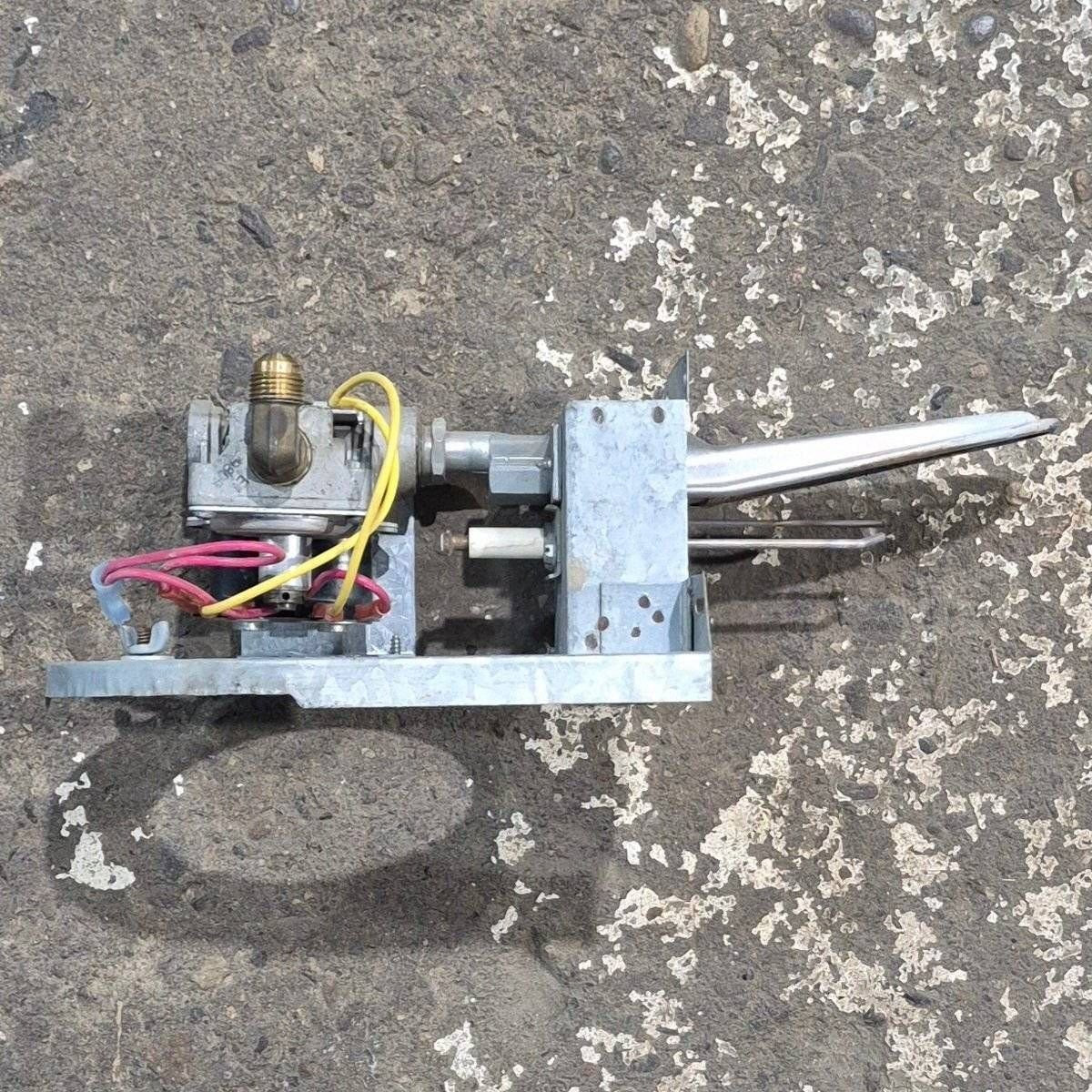 Used Atwood Hydroflame Furnace Gas Valve/ Burner Assembly - 25M16V - Image 2