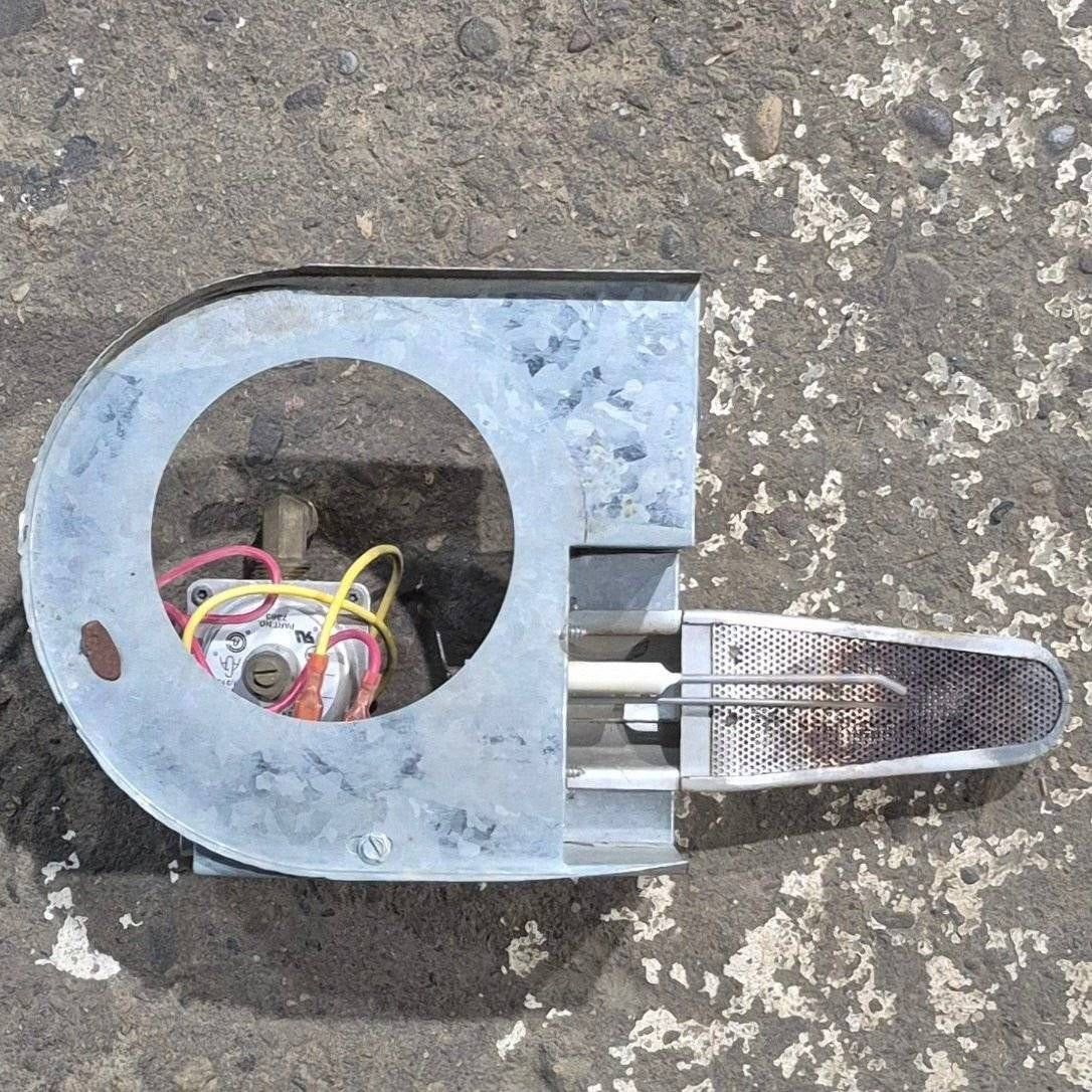 Used Atwood Hydroflame Furnace Gas Valve/ Burner Assembly - 25M16V - Image 3