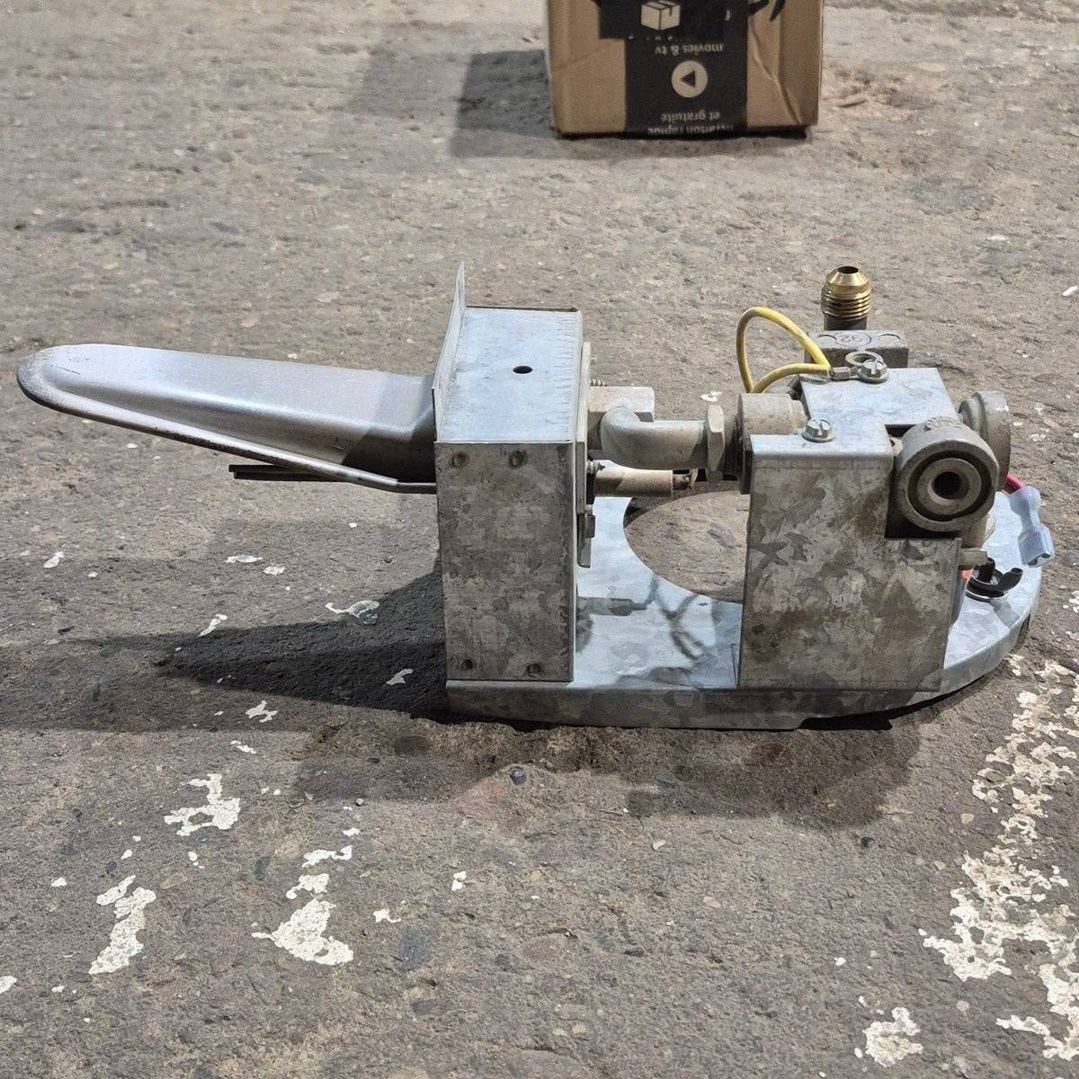 Used Atwood Hydroflame Furnace Gas Valve/ Burner Assembly - 25M16V - Image 4