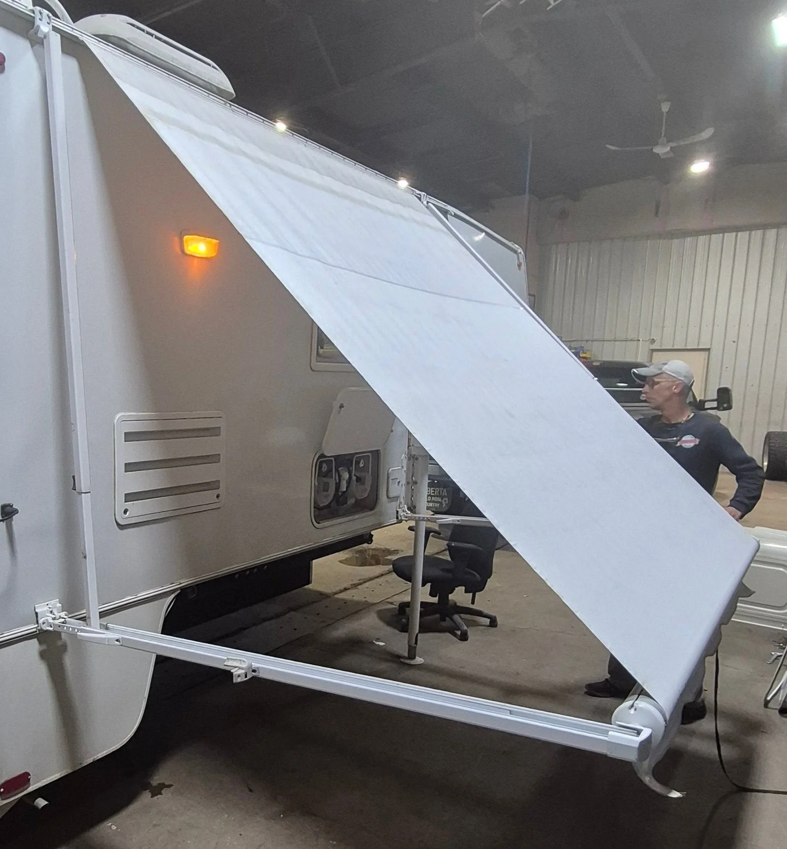 Used Carefree Complete Manual Truck Camper Awning 8' Used Canvas - Image 6