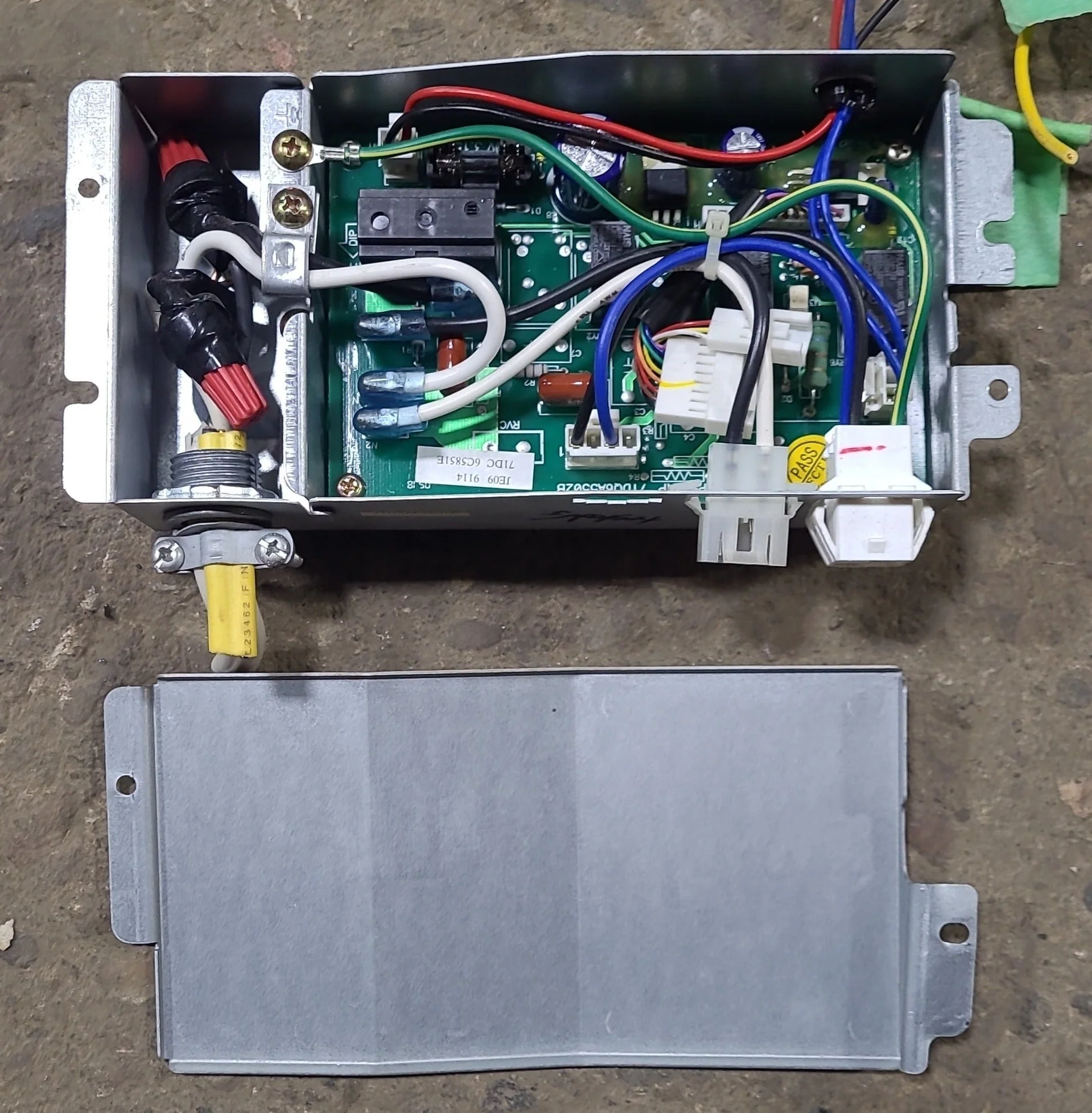 Used Carrier Air Conditioner Control Box - 99-00468-00 - Image 3