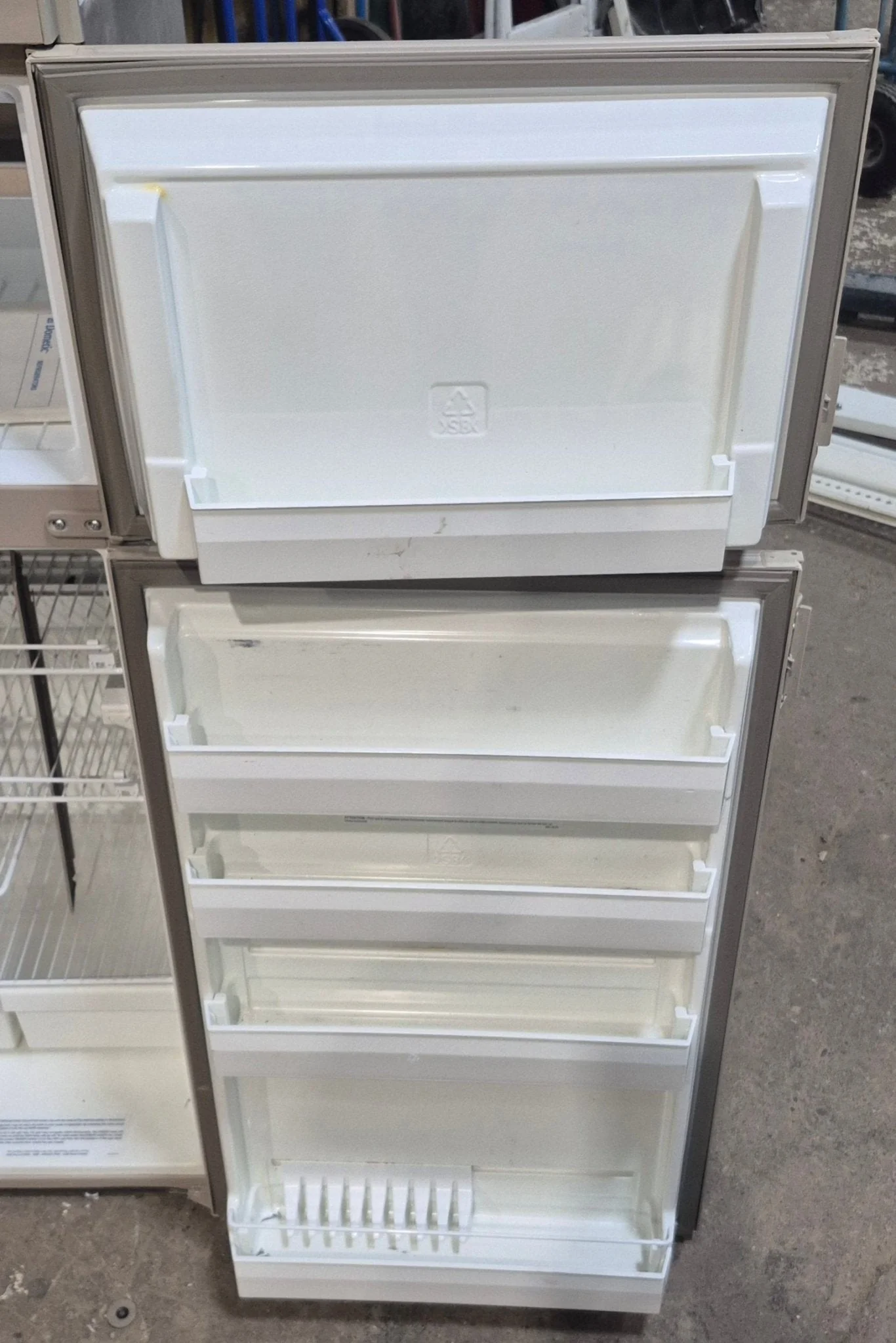 Used Complete Dometic Fridge, 2-Way - RM2620 - Image 4