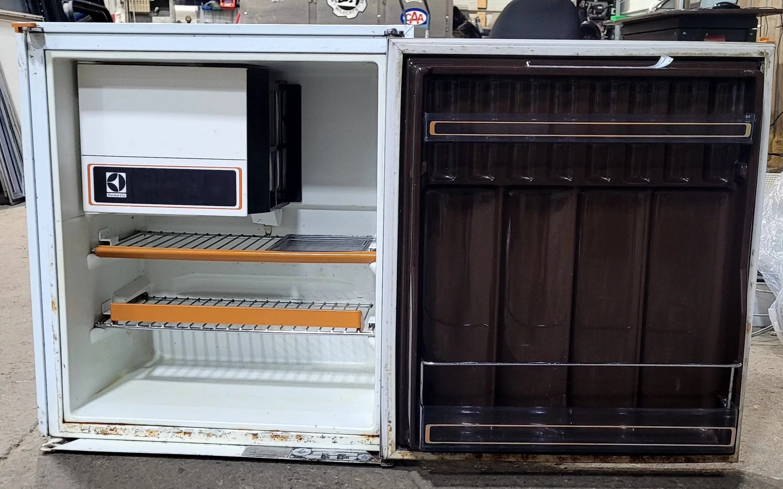 Used Complete Dometic Fridge, 3-Way - RM211 - Image 3