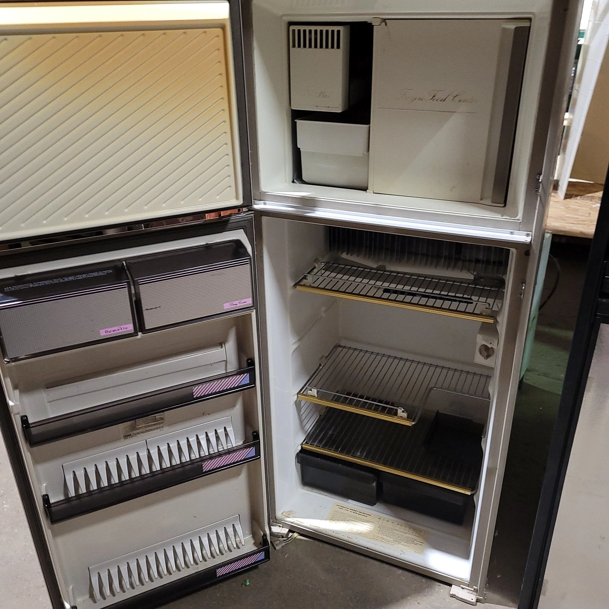 Used Complete Dometic Fridge, 3-Way - RM4804 - Image 4
