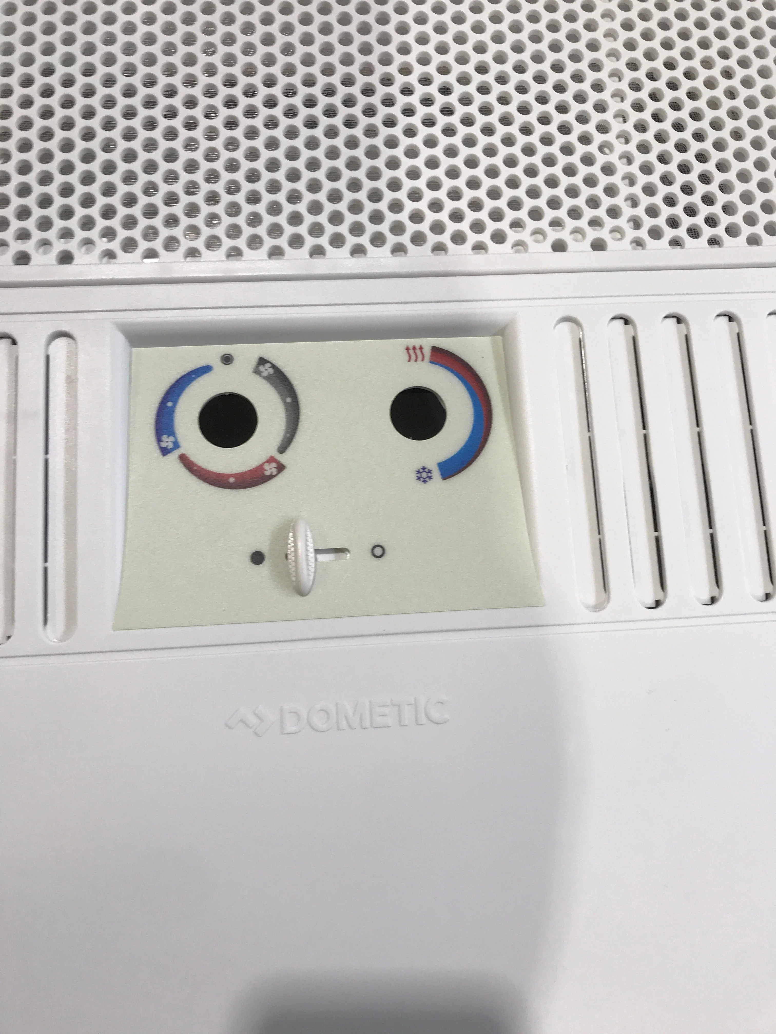 Used Dometic Ceiling Assembly, Manual Control, Non-Ducted - 3314853.000 - Image 4