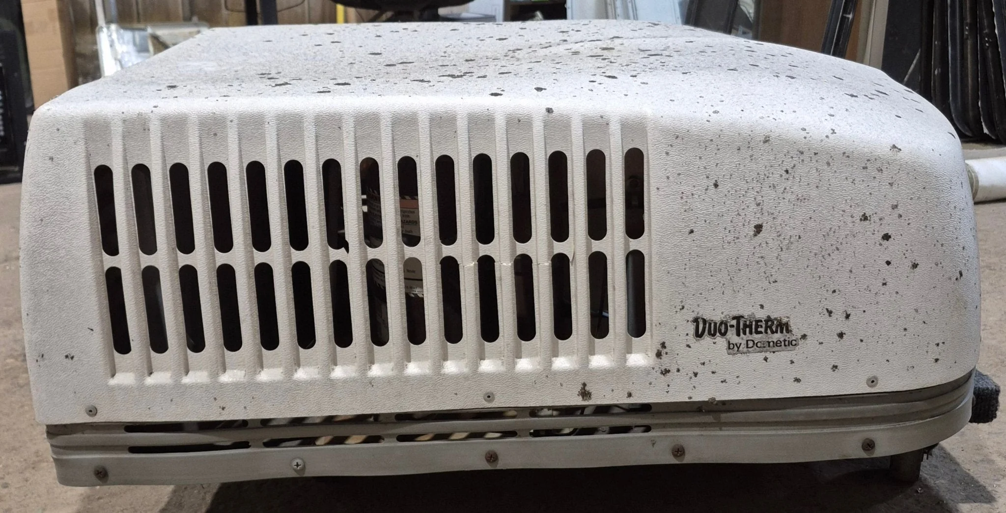 Used Duo-Therm Air conditioner, Head Unit, 11000 BTU, Cool Only - 57912.622 - Image 3