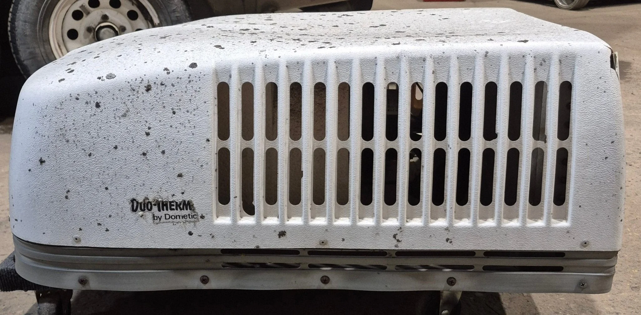 Used Duo-Therm Air conditioner, Head Unit, 11000 BTU, Cool Only - 57912.622 - Image 6
