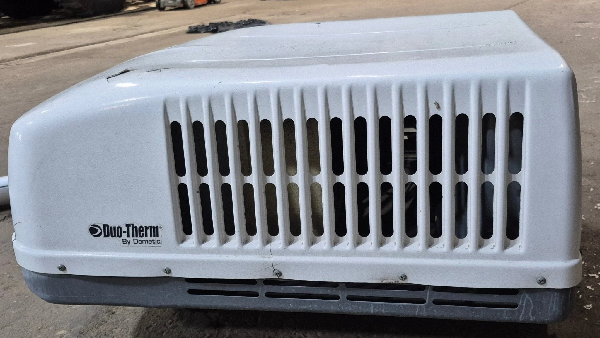 Used Duo-Therm Air conditioner, Head Unit, 11000 BTU, Cool Only -57912.631 - Image 4
