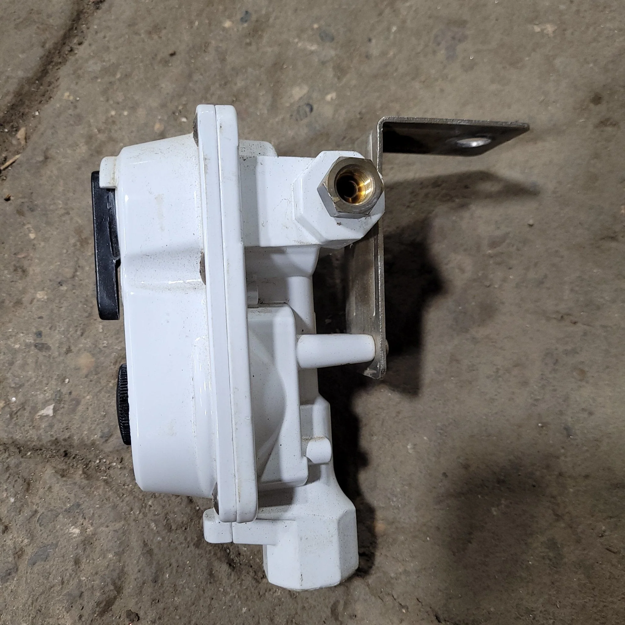 Used Flame King Propane Regulator Model, White - ACR-2 - Image 2