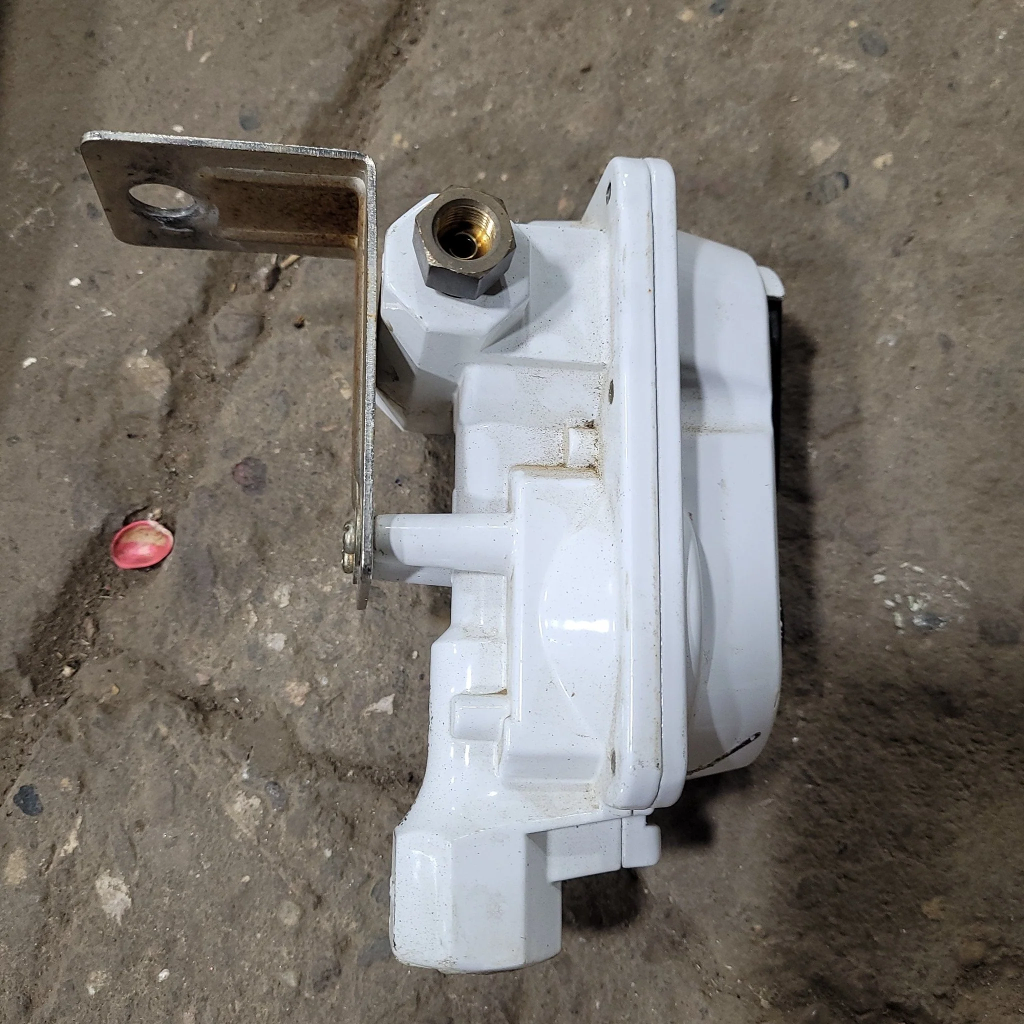 Used Flame King Propane Regulator Model, White - ACR-2 - Image 3