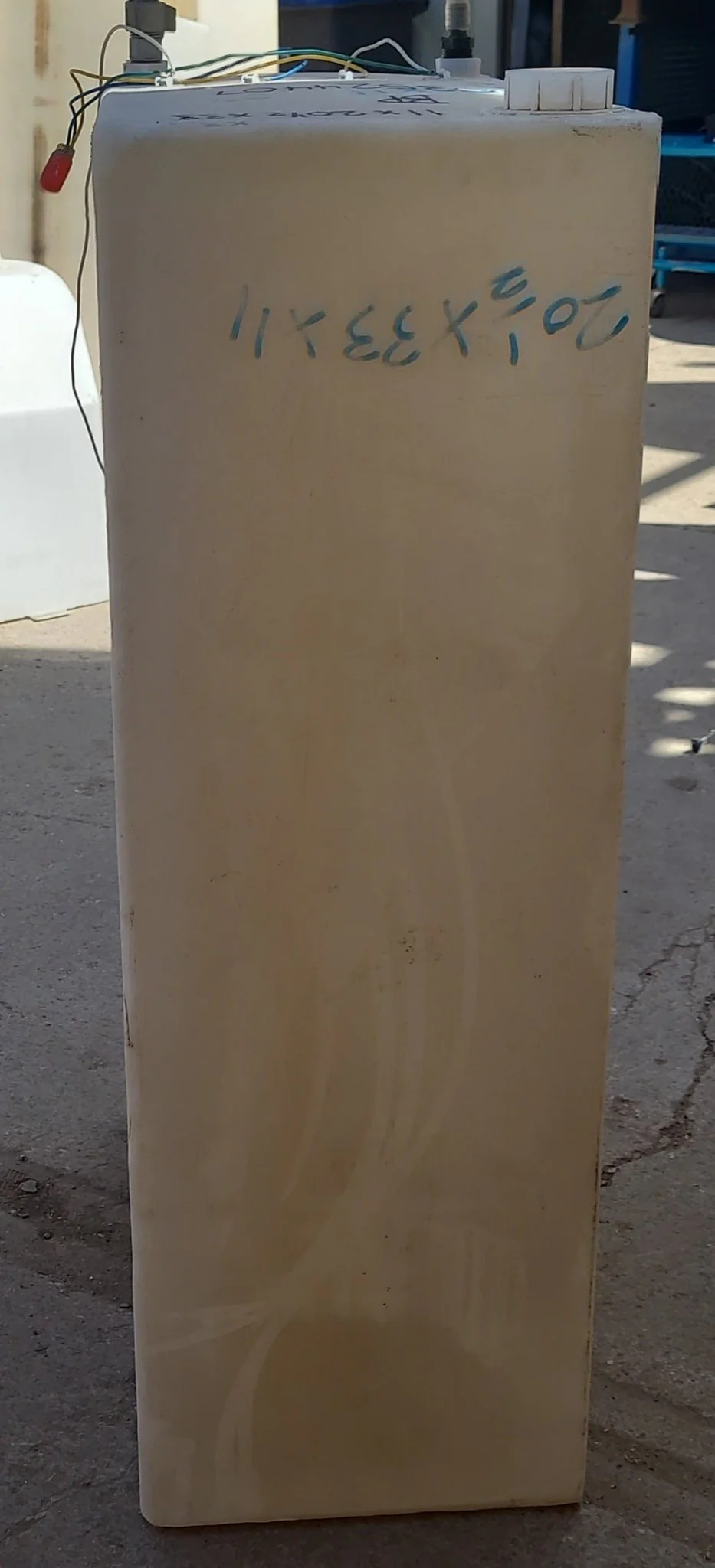 Used Fresh Water Tank 11" H x 20 1/2" W x 33” L - Image 4