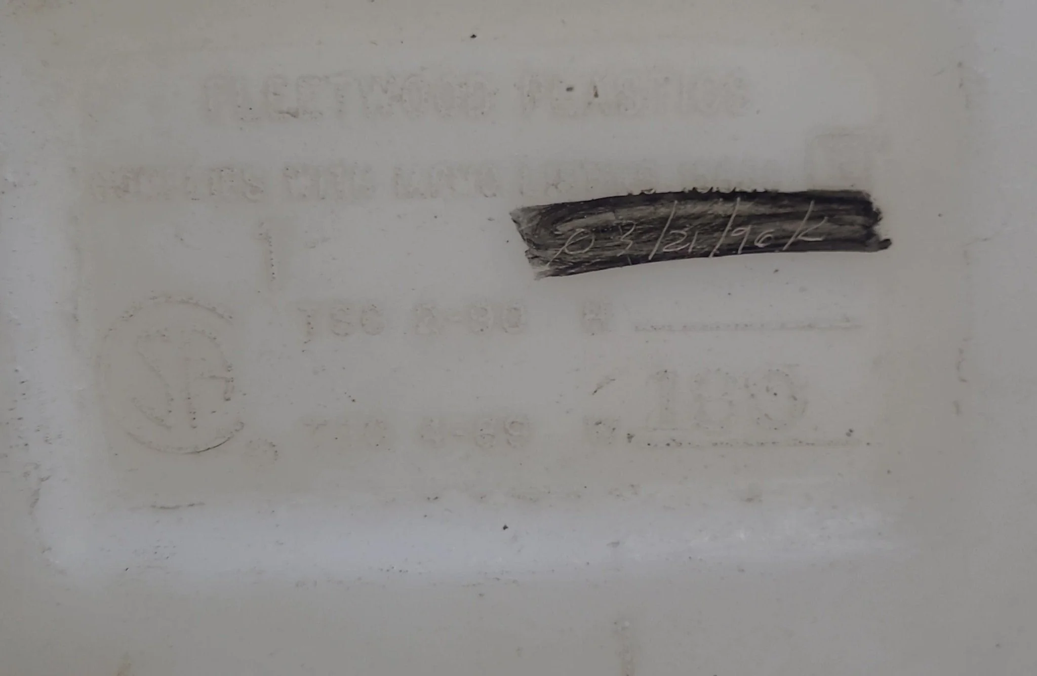 Used Fresh Water Tank 40 7/8" x 20 3/4" x 11" - Image 5