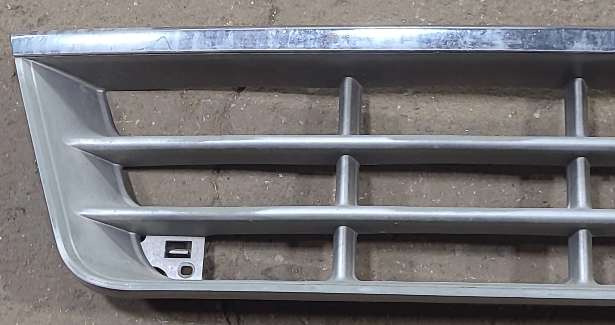 Used Front Grill for 1992 Ford Travelaire Motorhome - Image 2