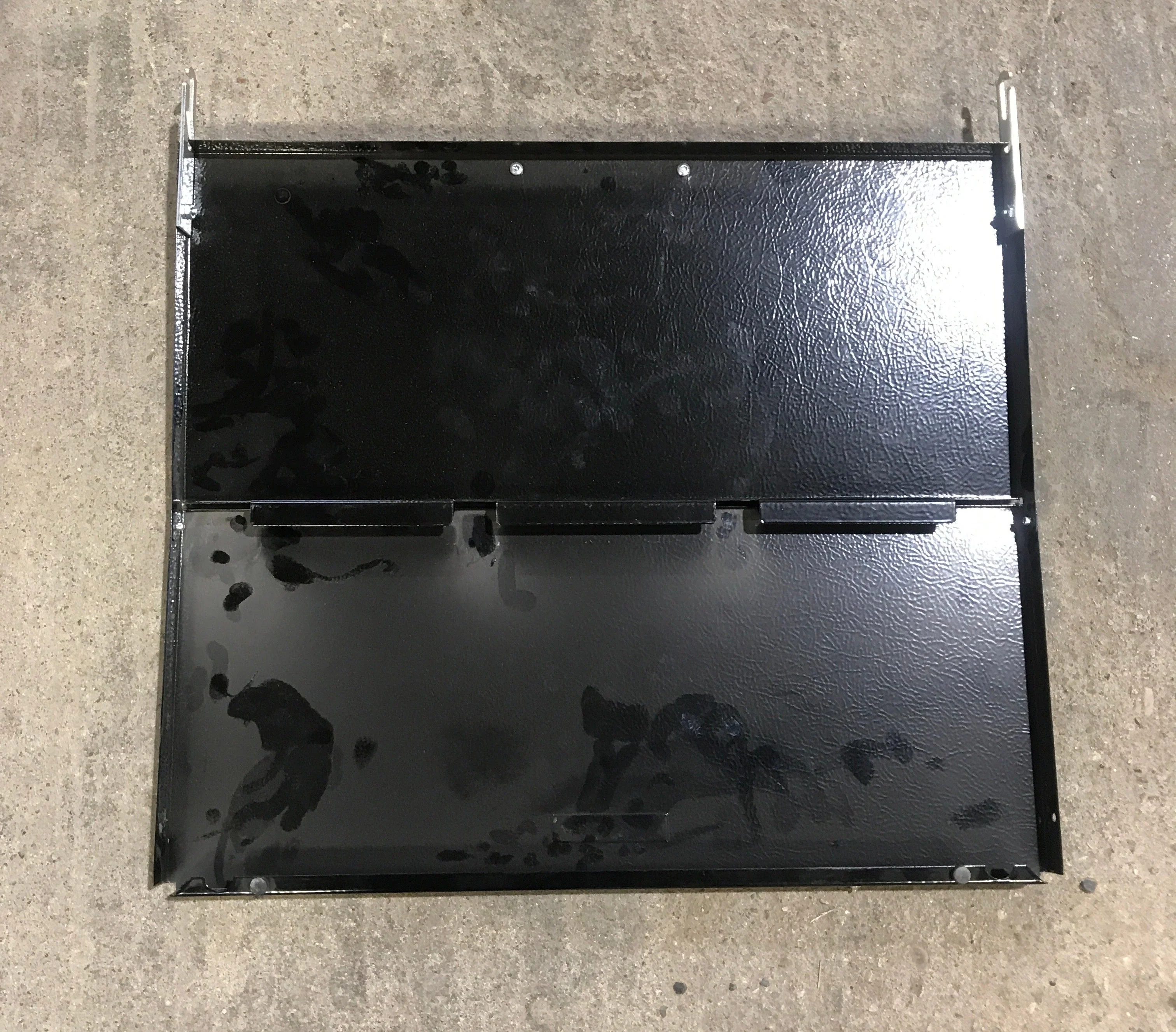 Used Magic Chef Bi-Fold Cover Black for CLY2242BDH - Image 2