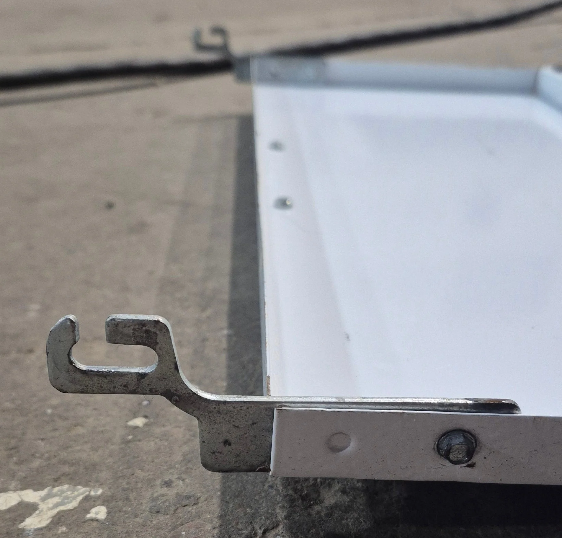 Used Magic Chef Bi-Fold Cover for CLY1611BDH - Image 3