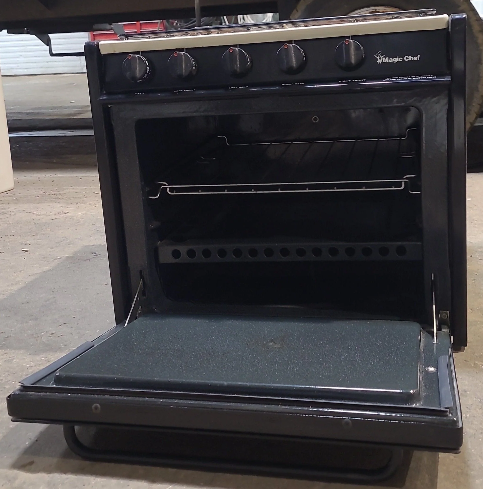 Used Magic Chef range stove 4-burner 18 1/2” H - 18RA-4Z - Image 5