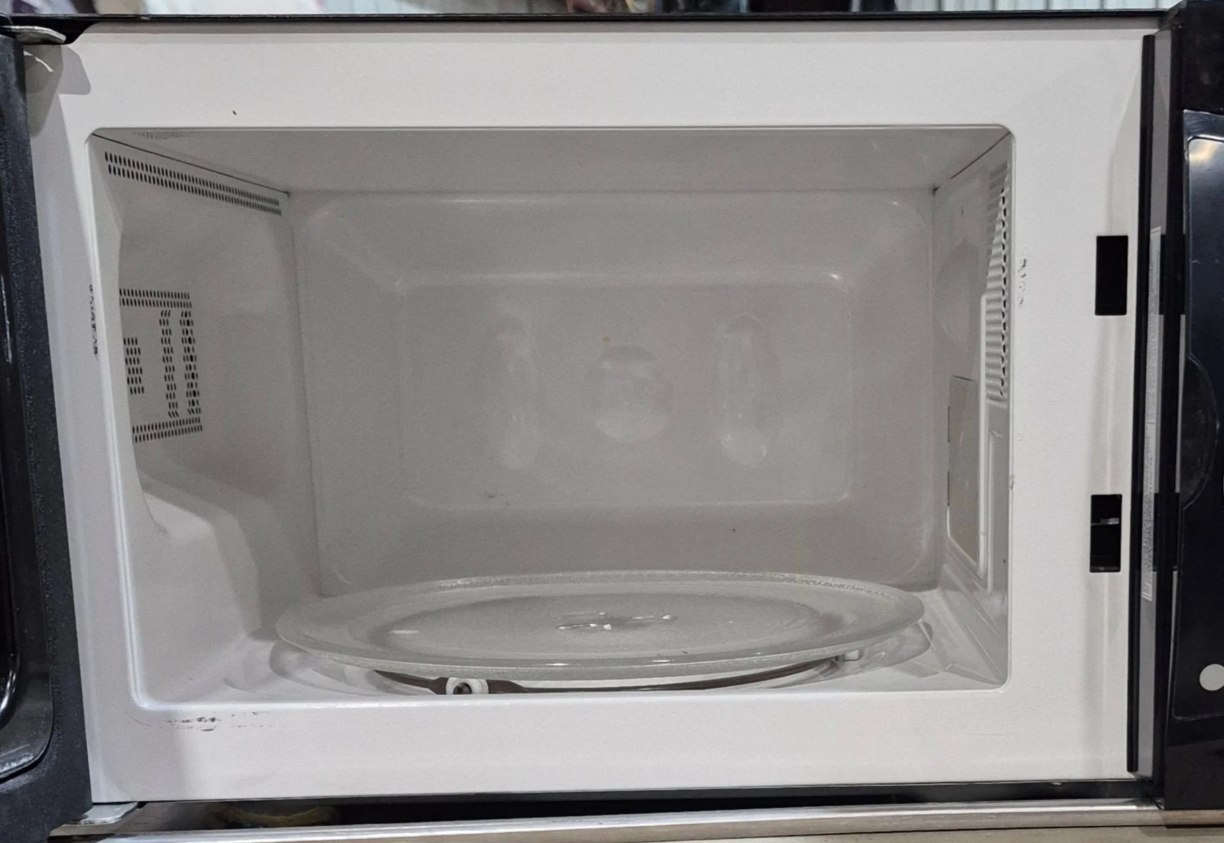 Used Magic Chef RV Microwave 17" W x 10" H x 13" D - Image 4