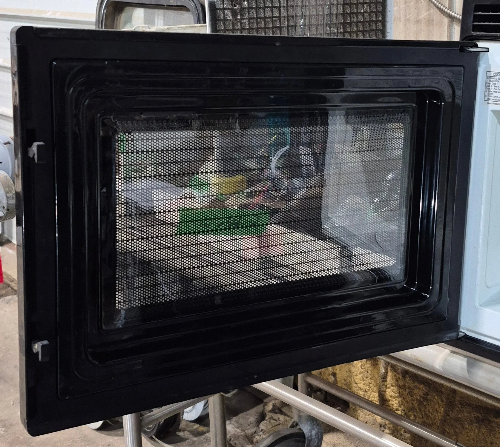 Used Magic Chef RV Microwave - 21 3/4" W x 13 3/4" H x 12 1/2" D - Image 3