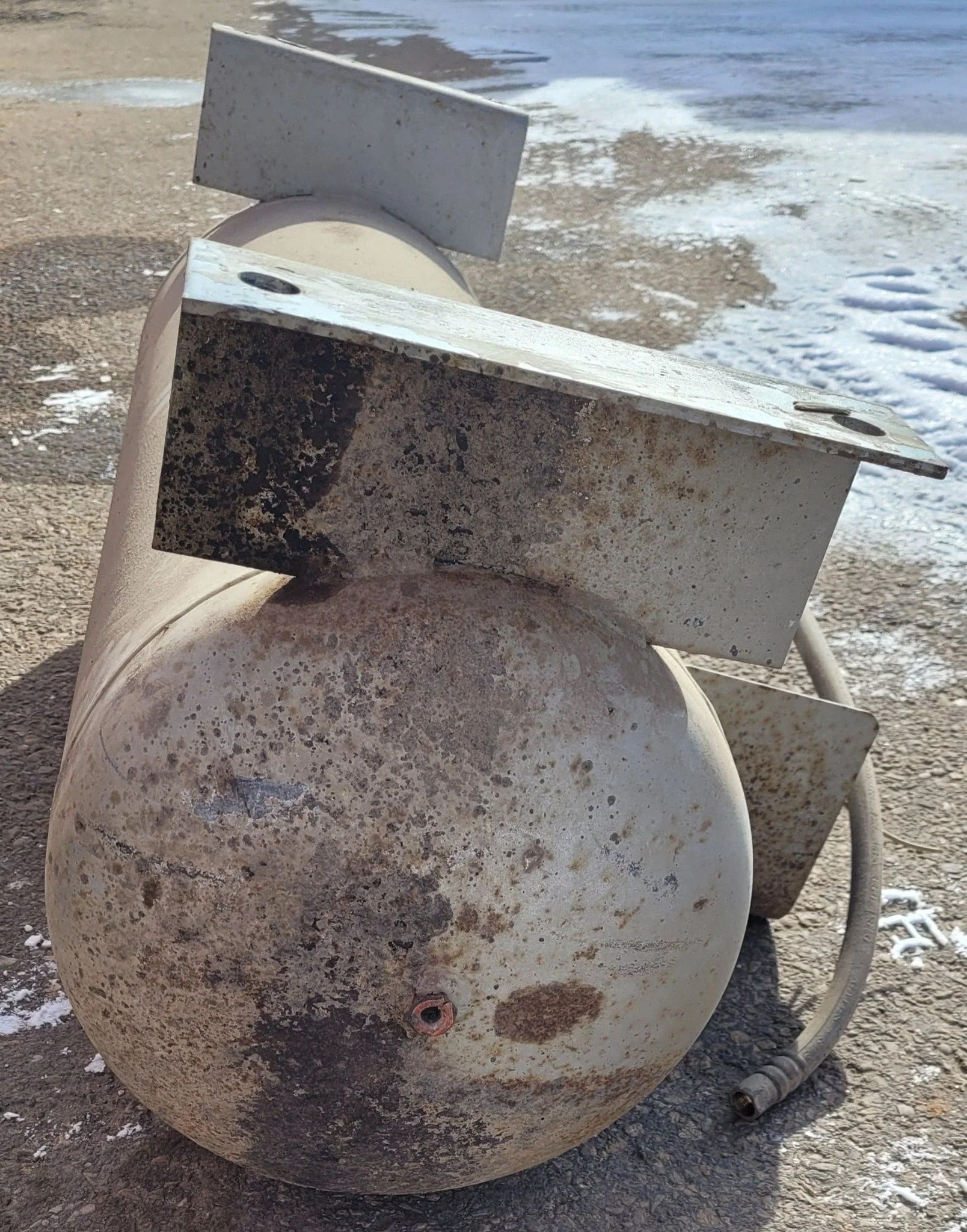 Used Manchester Tank 82809 Permanent Mount Propane Tank - Image 4