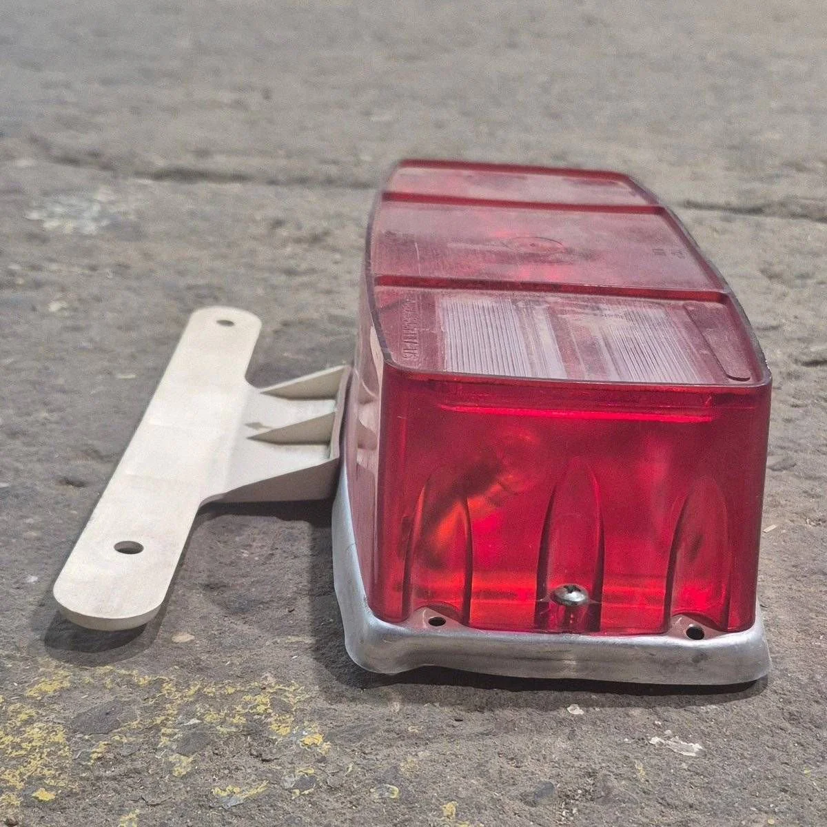 Used Miro-Flex RV Tail Light Assembly, With License Plate Bracket, 10 1/8" X 7" X 2 3/4" - 340 - Image 4