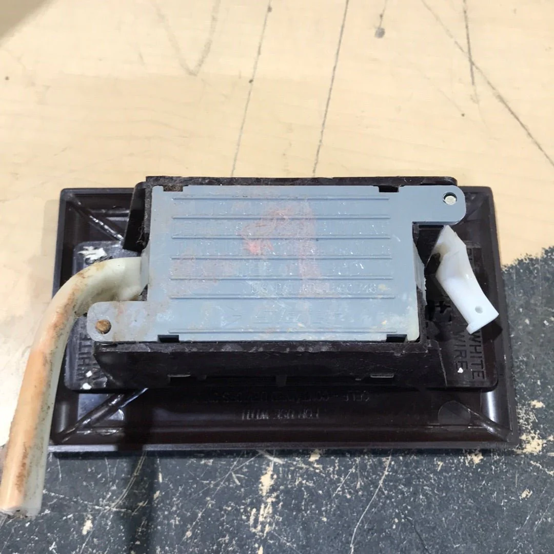 Used RV 15A 125V Wall Receptacle/Outlet BROWN (SLATER ELEC. INC) - Image 2