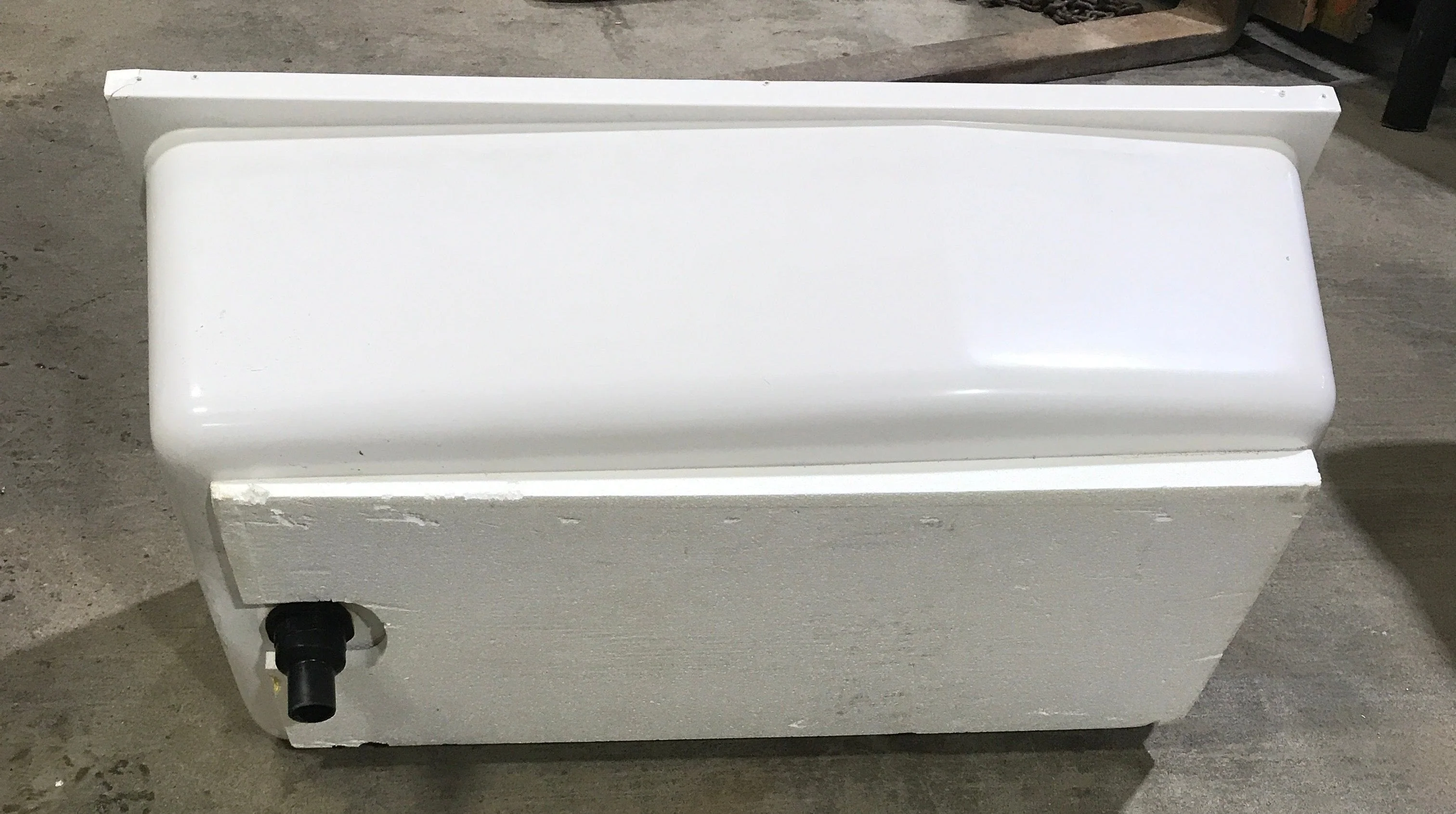 Used RV Bath Tub 40” L x 24" W - Right Hand Drain - Image 4