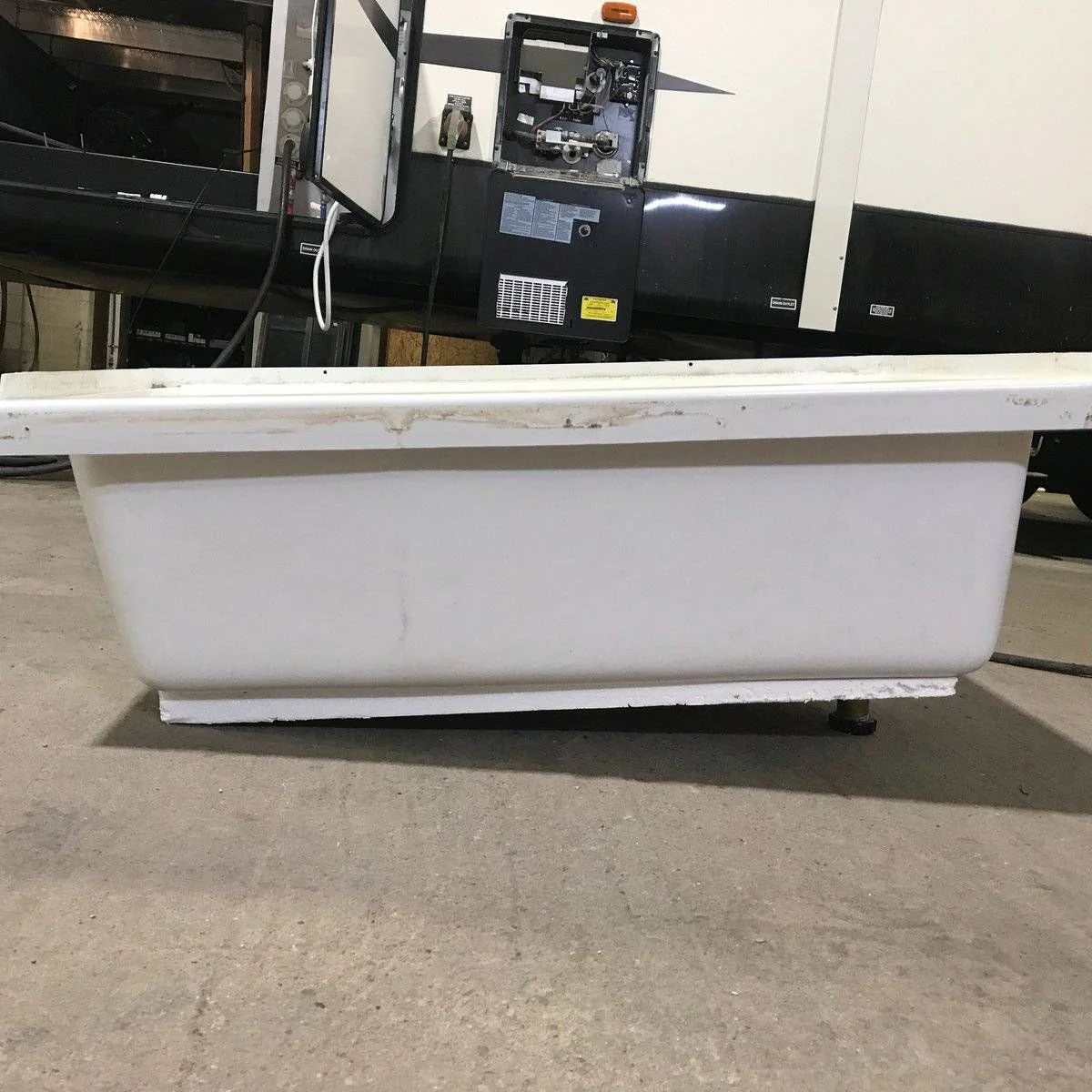 Used RV Bath Tub 40” L x 24" W - Right Hand Drain - Image 3