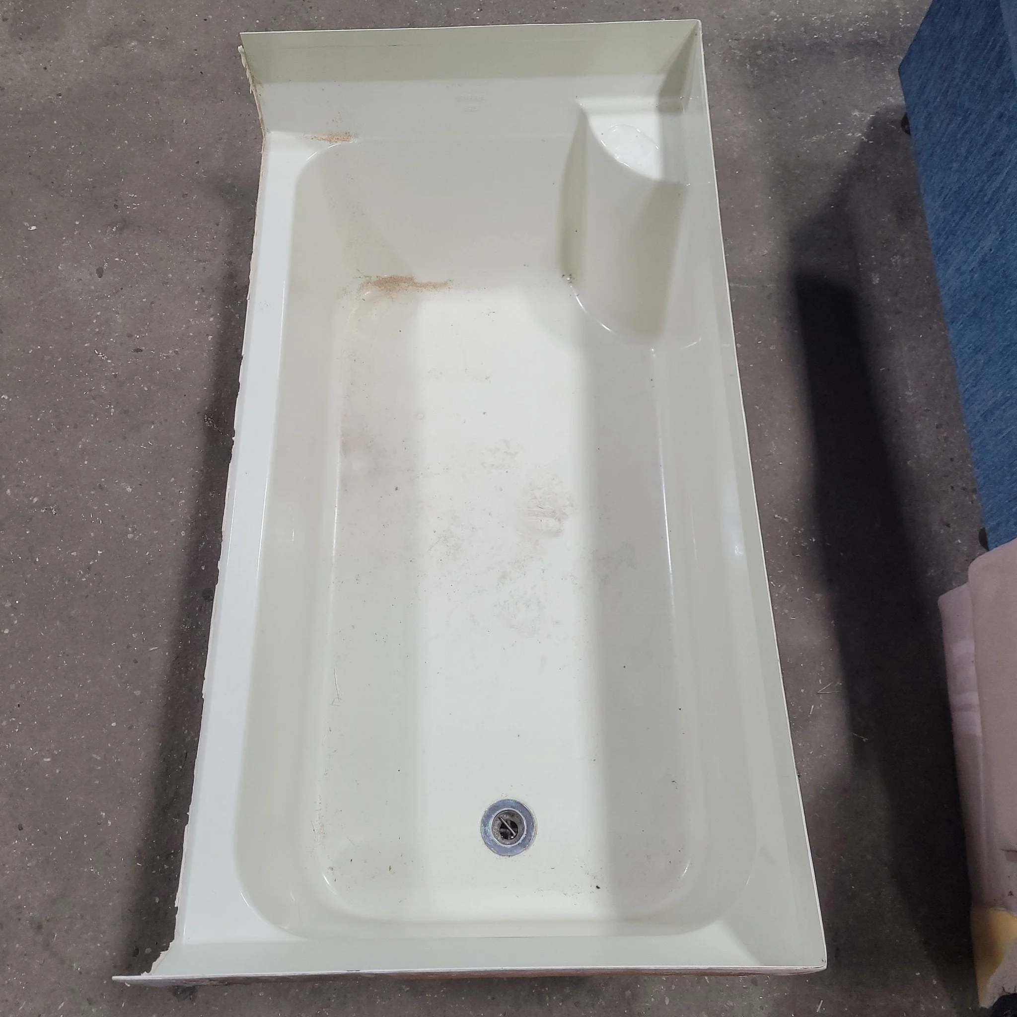 Used RV Bath Tub 45 3/4” x 24 1/2” - Right Hand Drain - Image 2