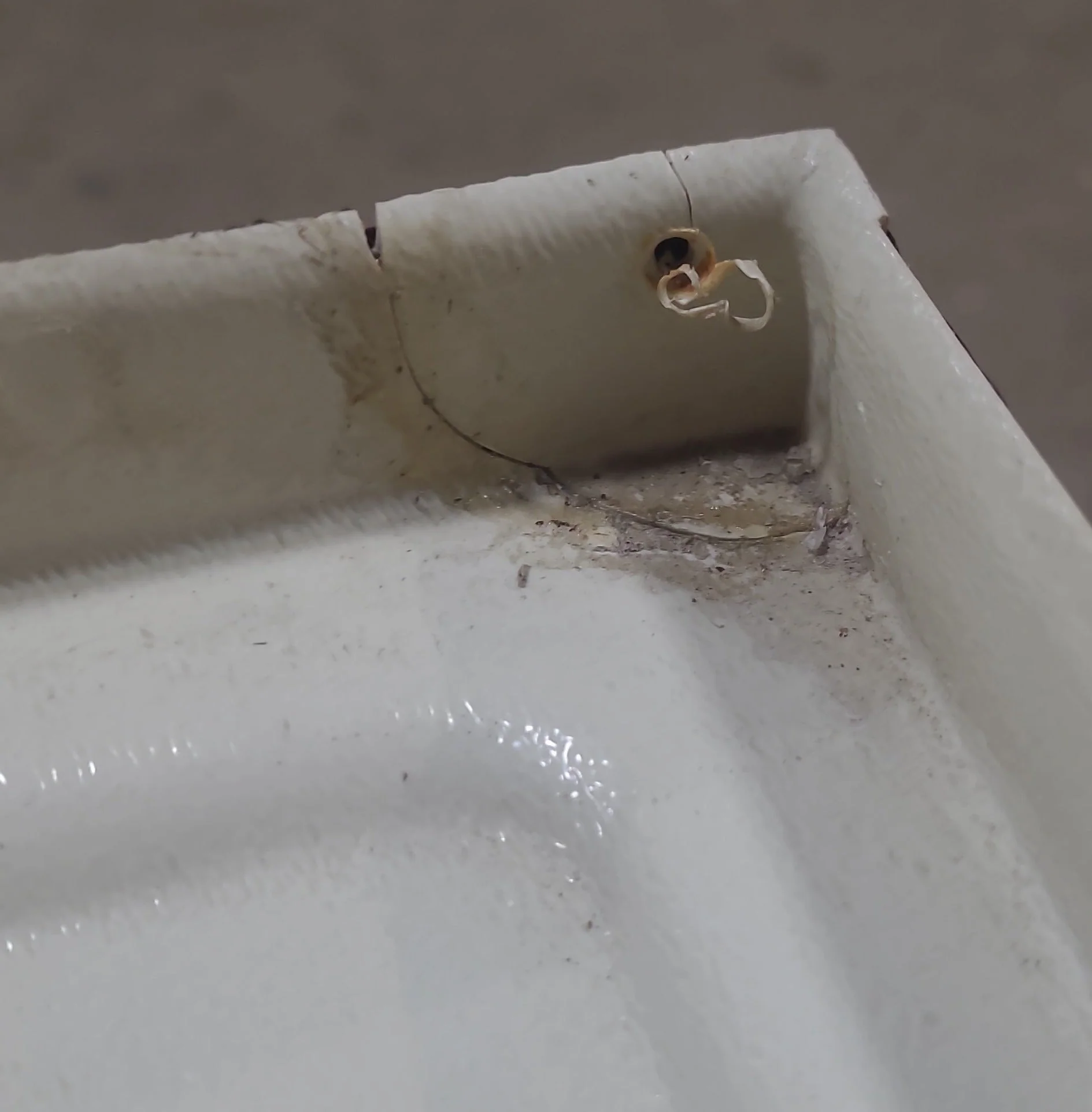Used RV Bath Tub 54 1/8” x 27 1/4” - Right Hand Drain - Image 4