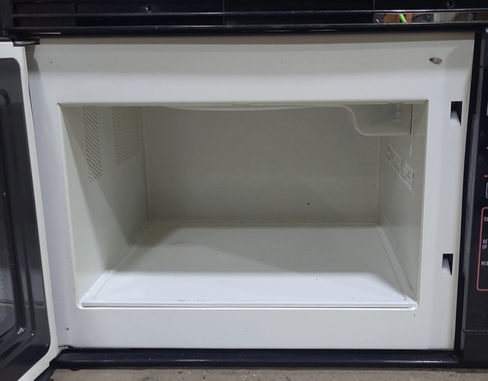 Used RV Microwave Magic Chef 20 3/8" W X 12 1/4" H X 13 1/2" D - Image 3