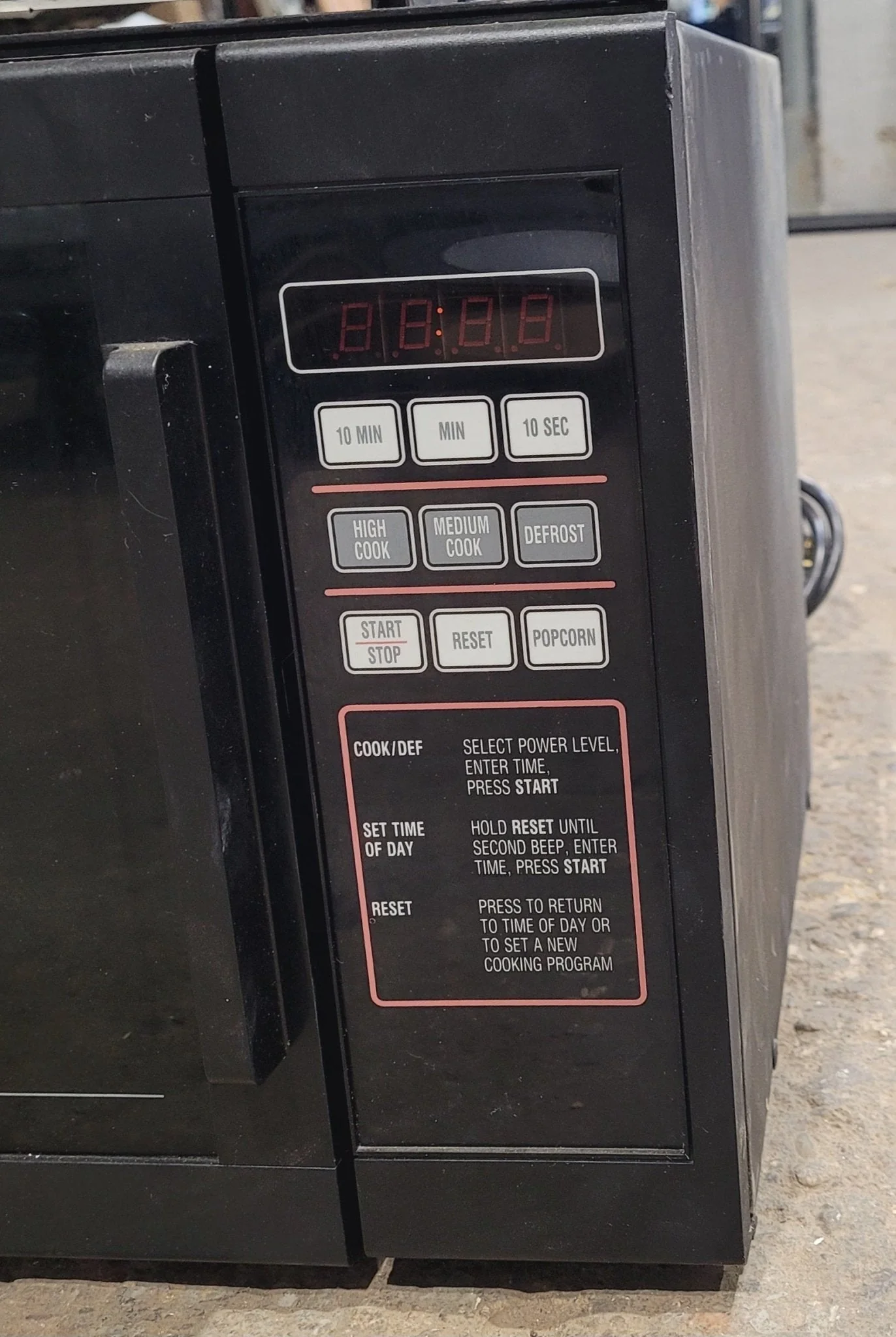 Used RV Microwave Magic Chef 20 3/8" W X 12 3/4" H X 13 1/4" D - Image 2