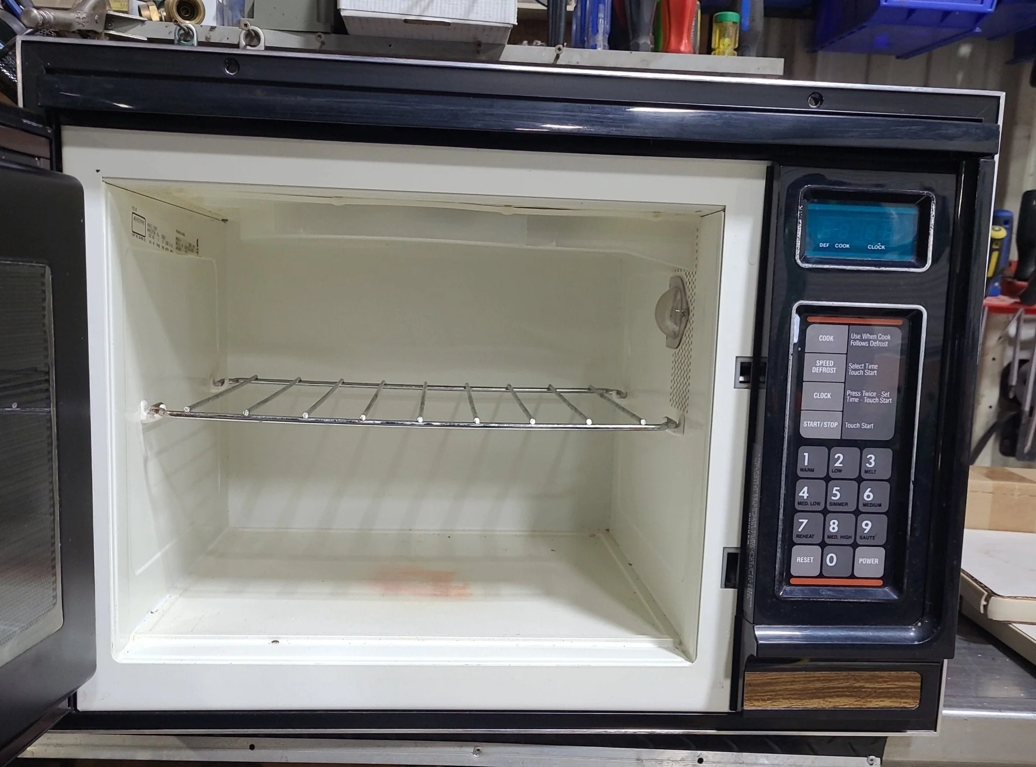 Used RV Microwave Magic Chef 21 3/4" W X 15" H X 15 1/2" D - Image 3