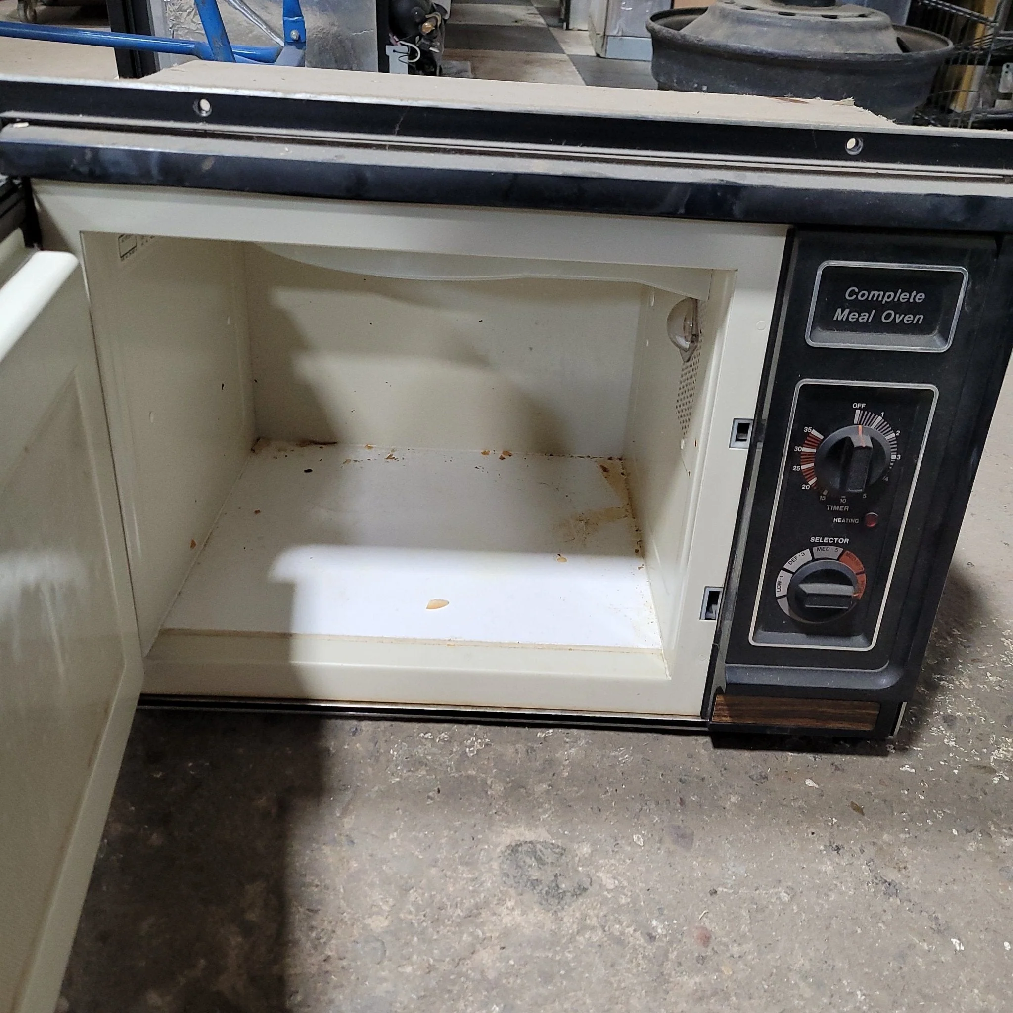 Used RV Microwave Magic Chef 22" W X 15" H X 15-1/2" D - Image 2