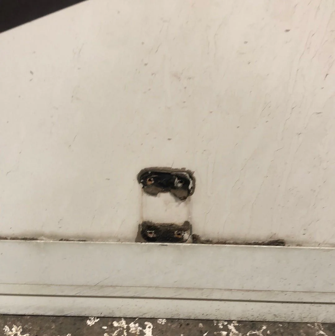Used Rv Radius Entry Door 25 1/2 x 74 Challenger 975 - Image 4