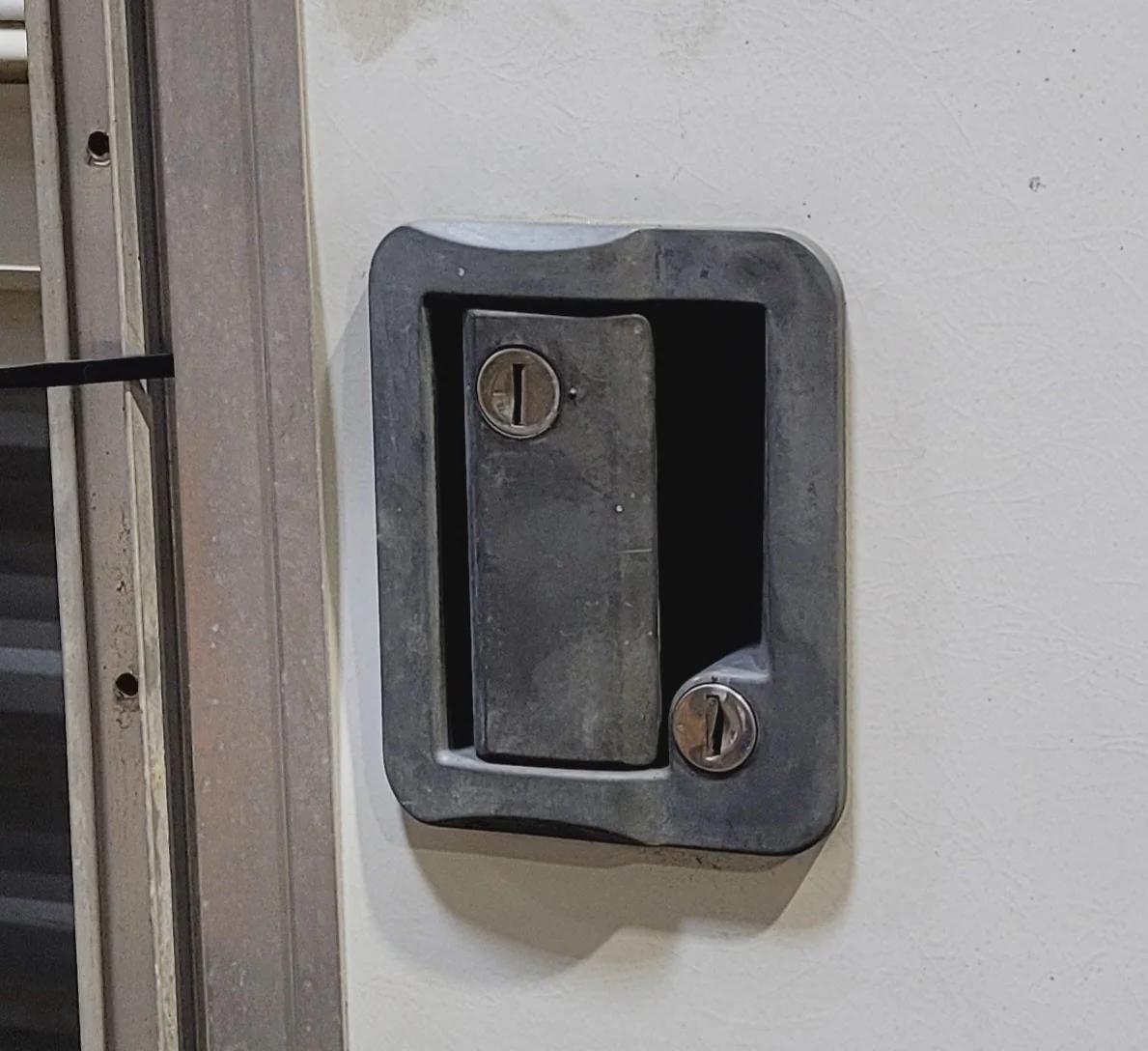 Used RV Radius Entry Door 25 5/8" W x 71 1/2" H - Image 3