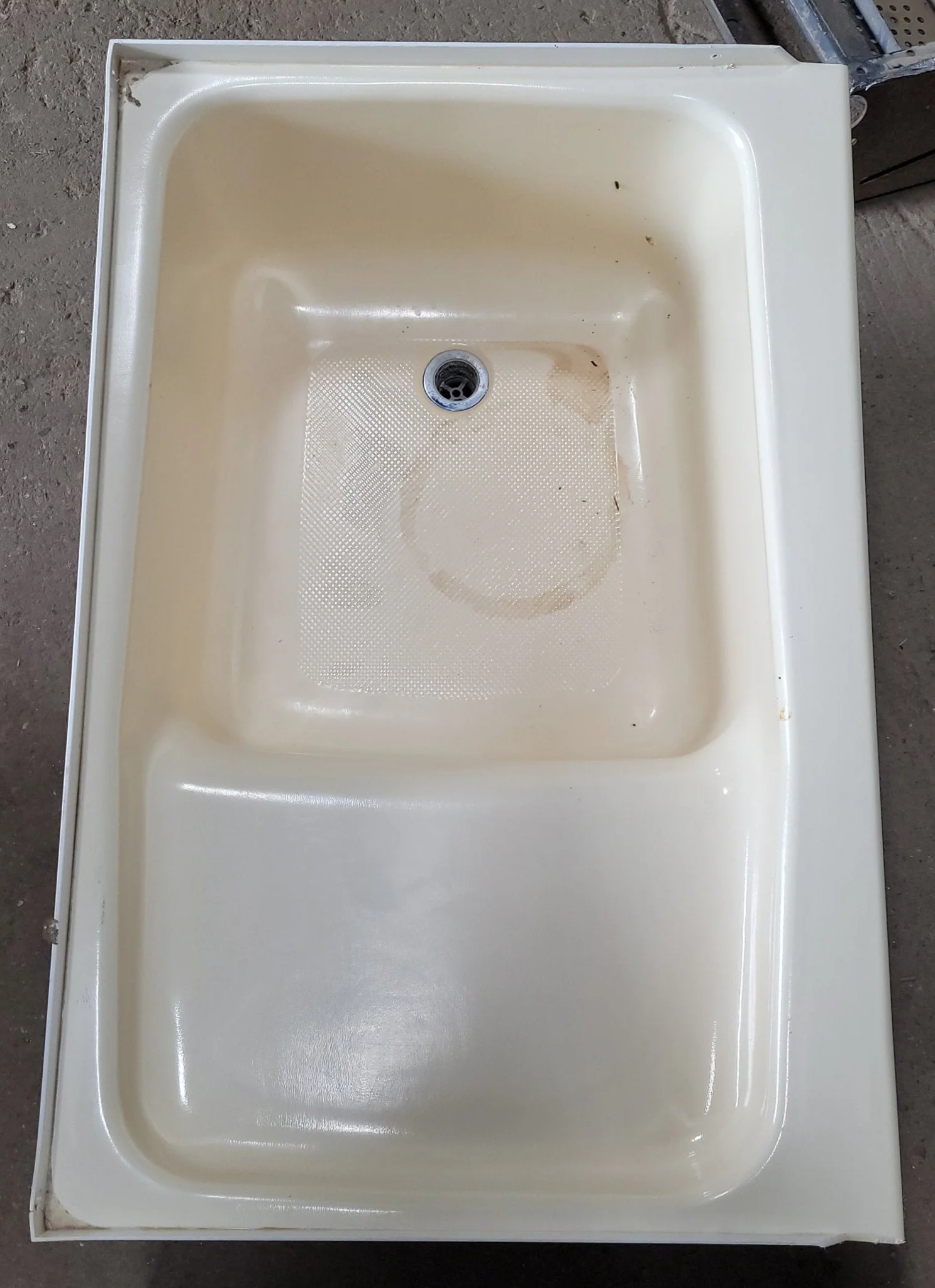 Used RV Step Bath Tub 35 7/8” x 23 3/4” - Right Hand Drain - Image 2
