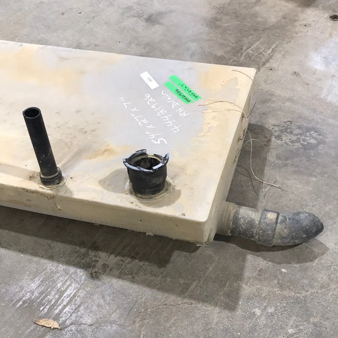 USED RV WASTE Holding Tank - RH DRAIN - Image 3