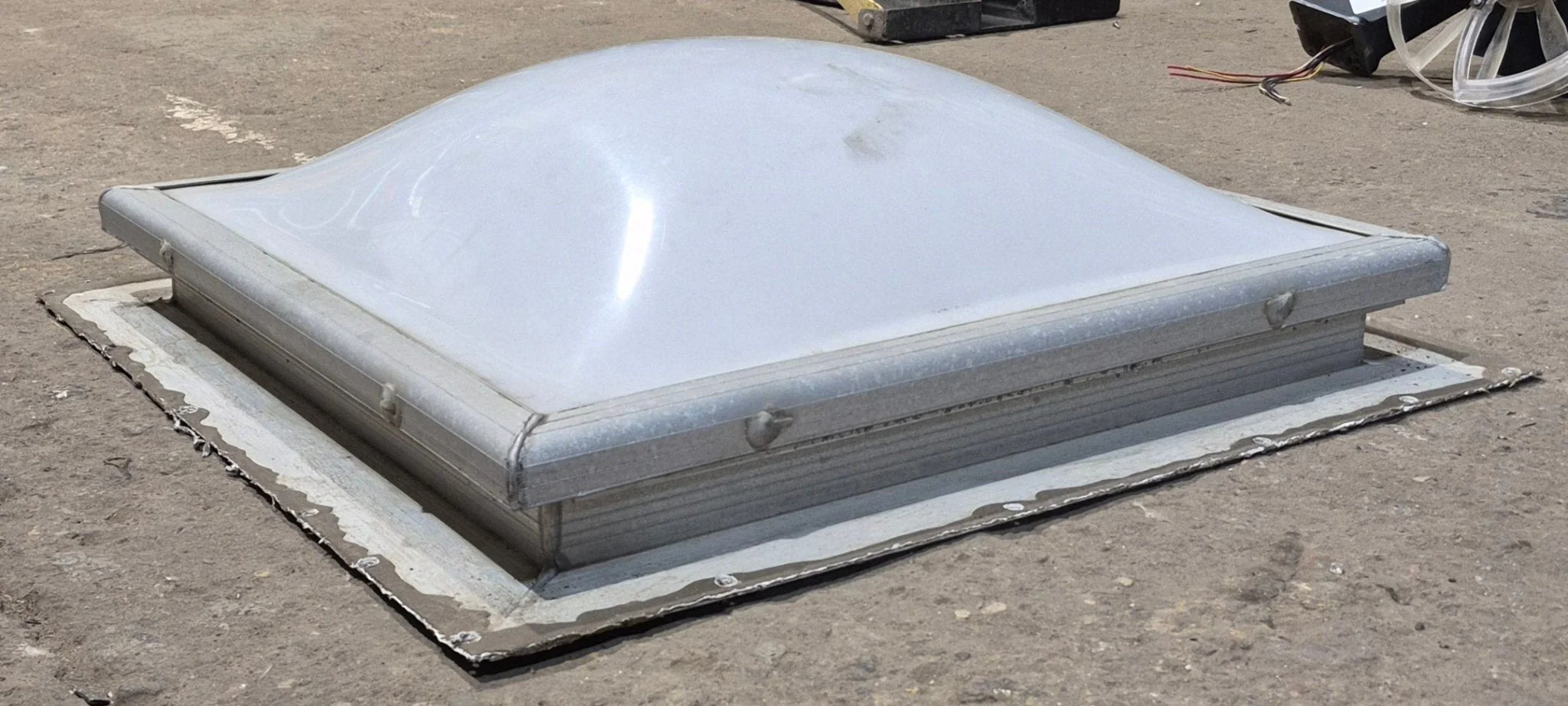 Used Skylight 28 1/2" x 28 1/2" (with inner skylight) - Image 2