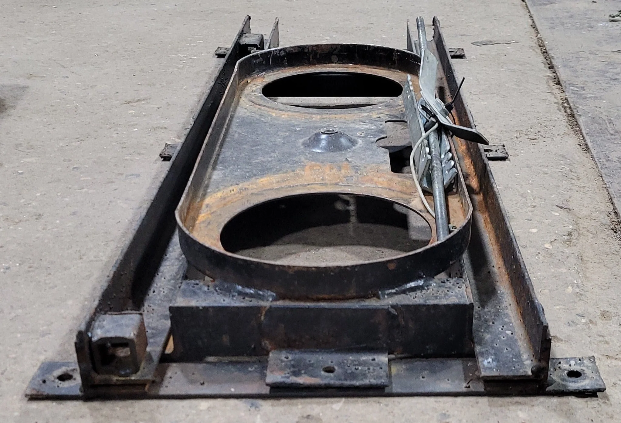 Used Sliding Propane Rack/ Holder 30LB Double - Image 4