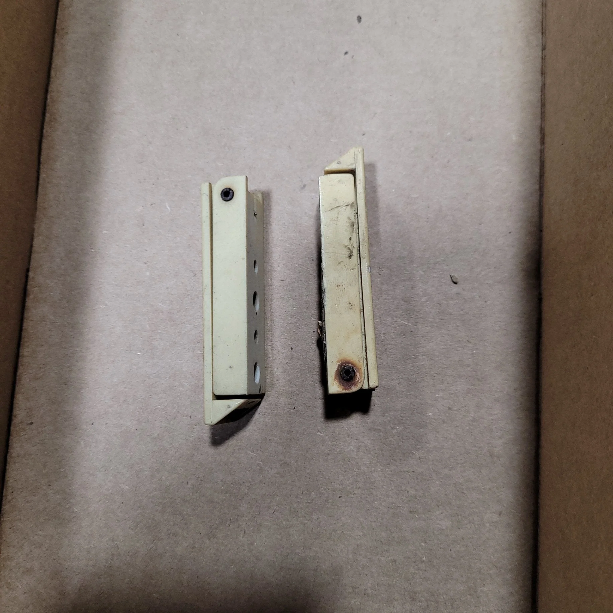 Used square baggage door catch yellowed 1x - Image 2