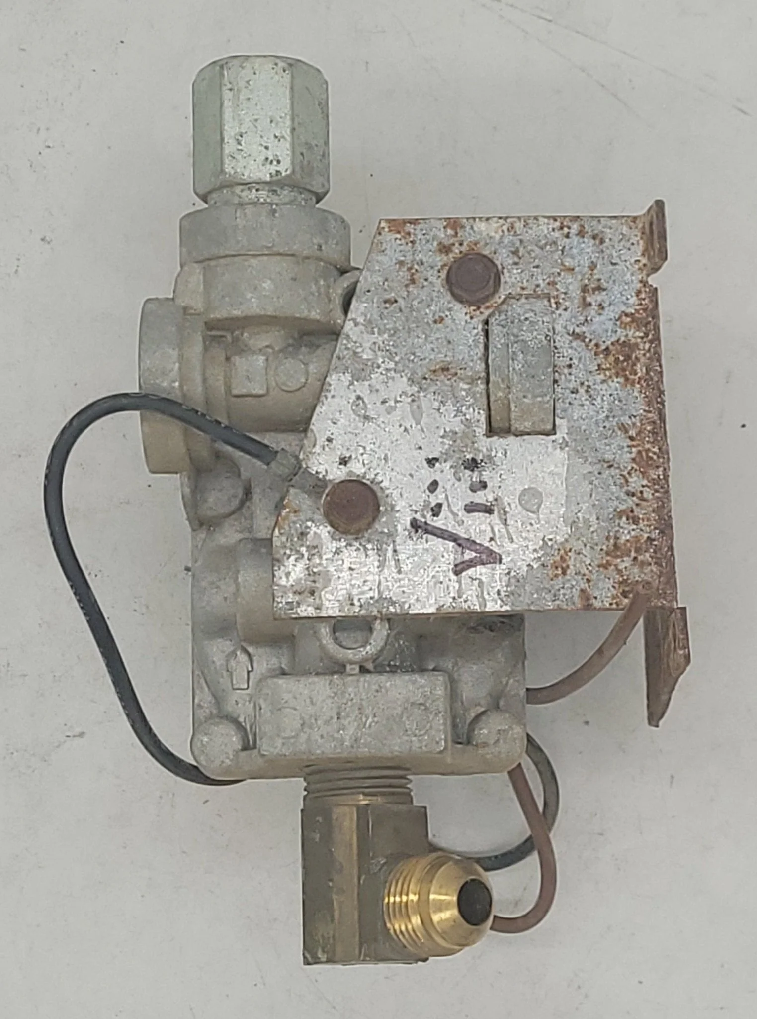 Used Suburban Mfg Water Heater Gas Valve 161071 - Image 3