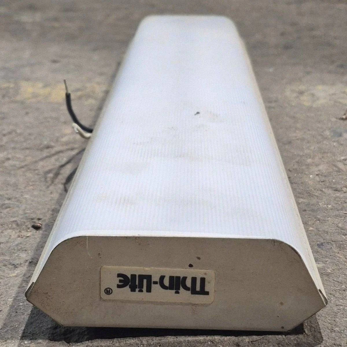 Used Thin-Lite Single Fluorescent Light Fixture - Model 115 - Image 4