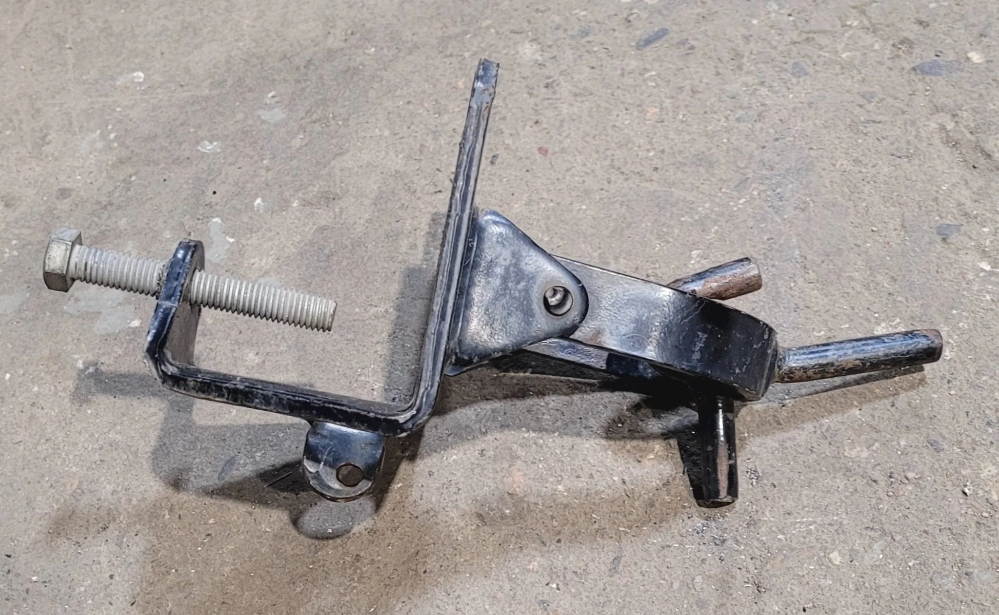 Used Weight Distribution Hook-Up Bracket
