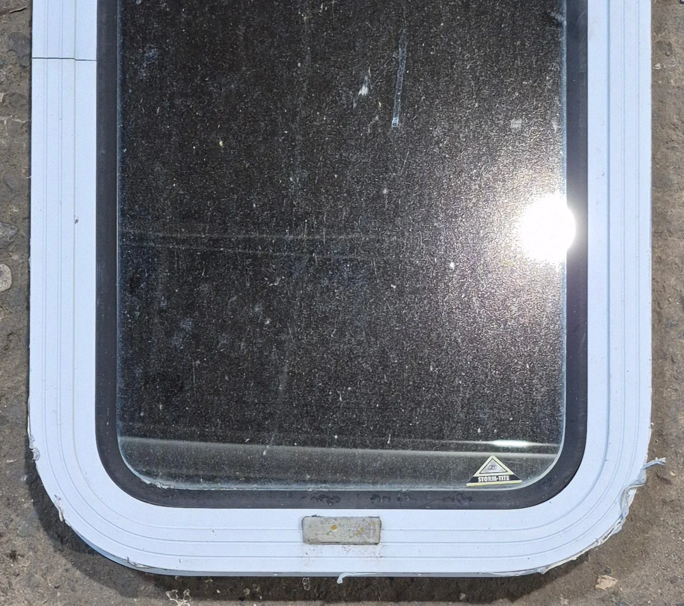 Used White Radius Non Opening Window : 13 1/2" W x 23 1/2" H x 1 7/8" D - Image 3