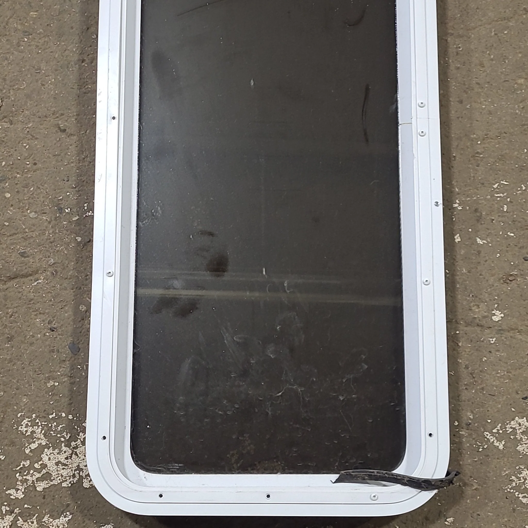 Used White Radius Non Opening Window : 17 1/2" W x 42 1/4" H x 1 7/8" D - Image 5