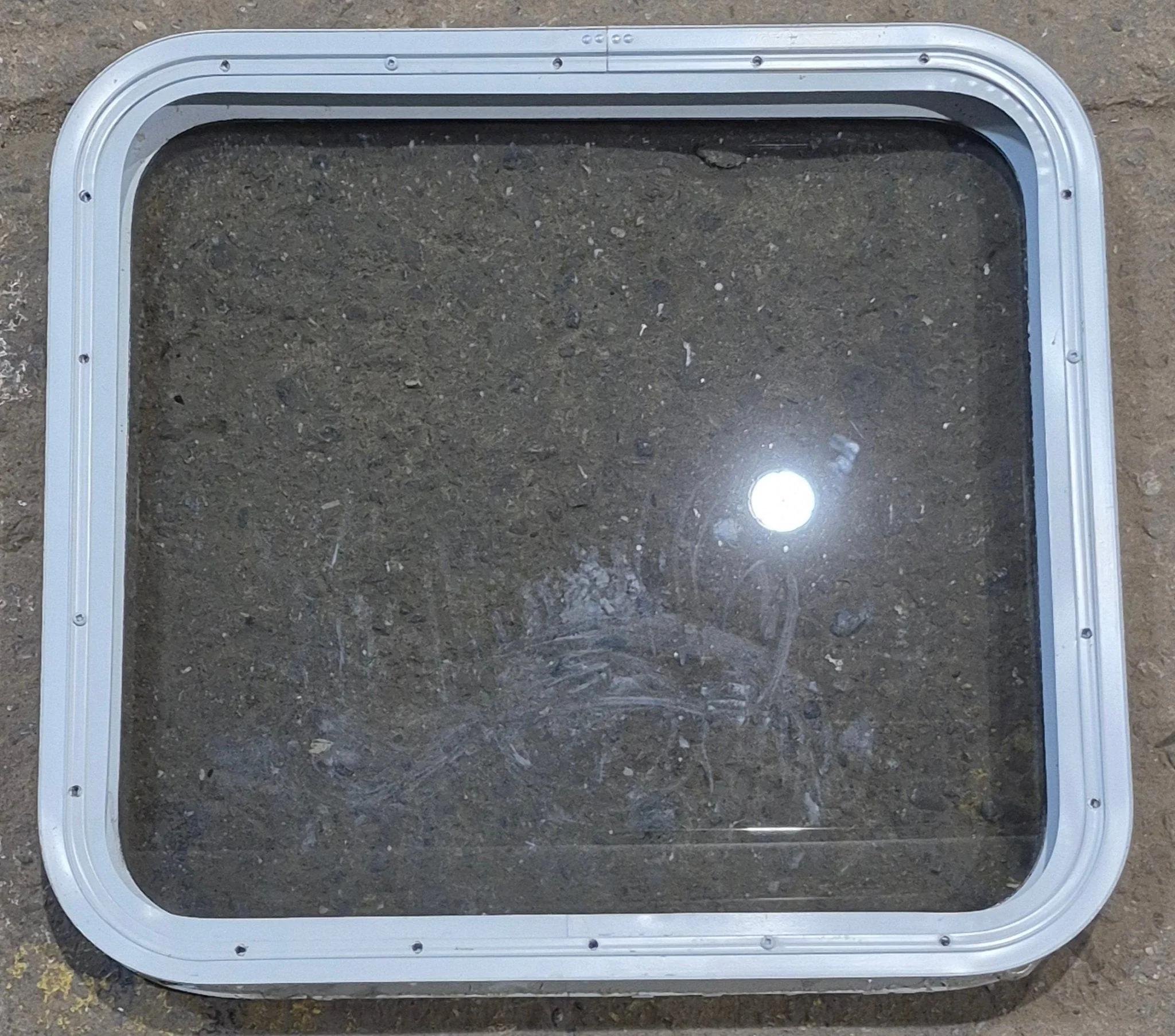 Used White Radius Non Opening Window : 23 1/2" W x 21 1/4" H x 1 7/8" D - Image 4