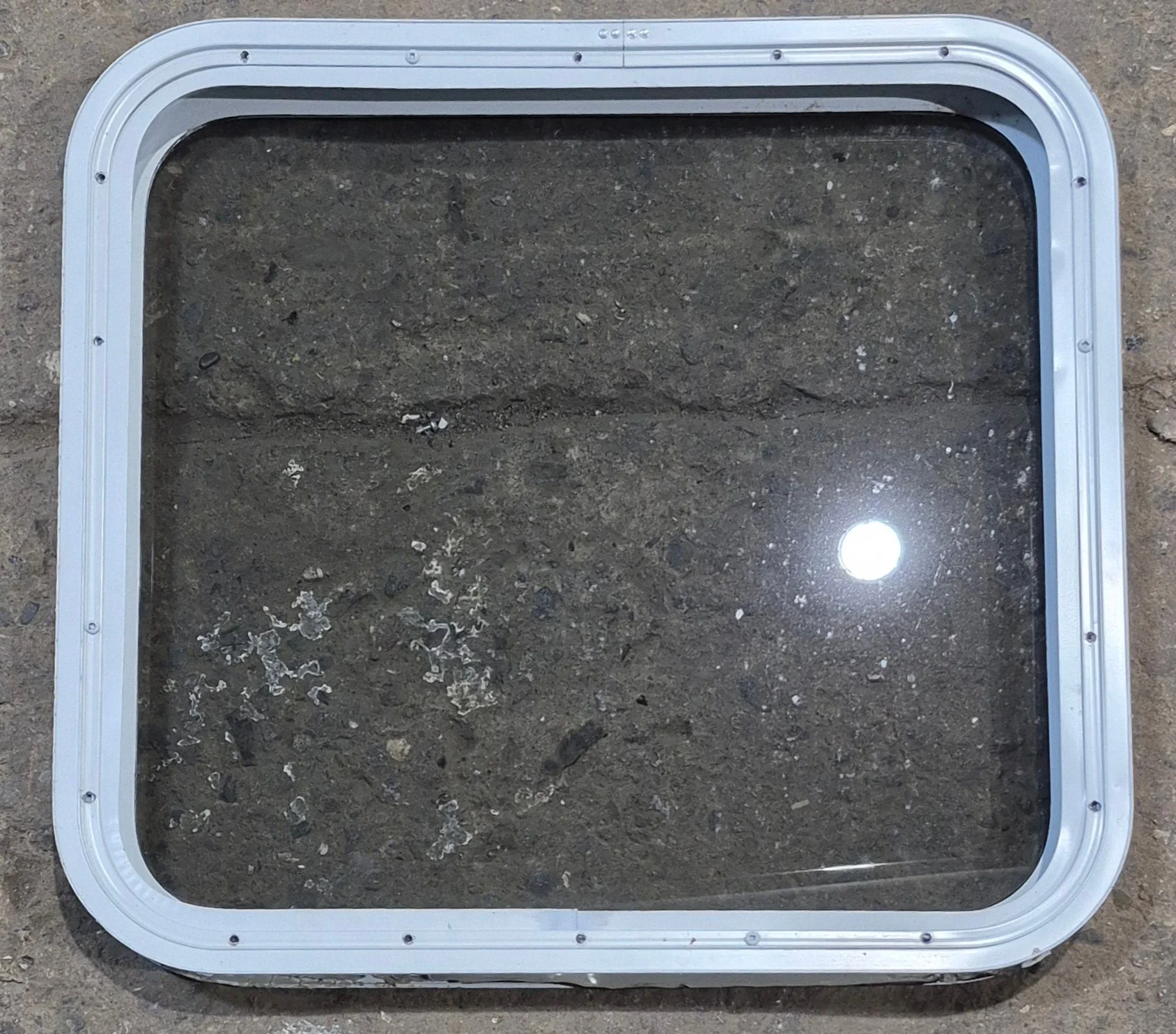 Used White Radius Non Opening Window : 23 1/2" W x 21 1/4" H x 1 7/8" D - Image 4