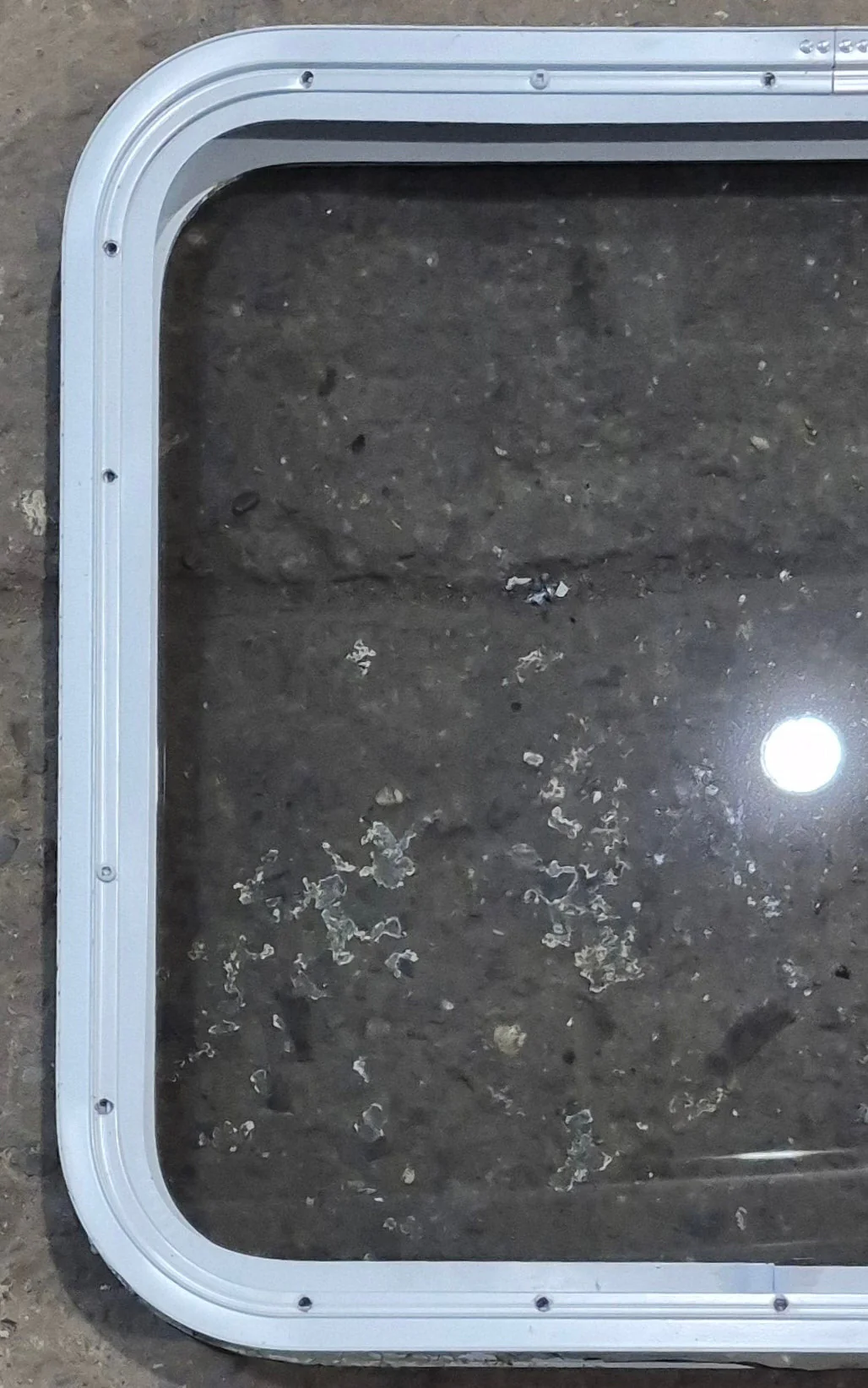 Used White Radius Non Opening Window : 23 1/2" W x 21 1/4" H x 1 7/8" D - Image 5