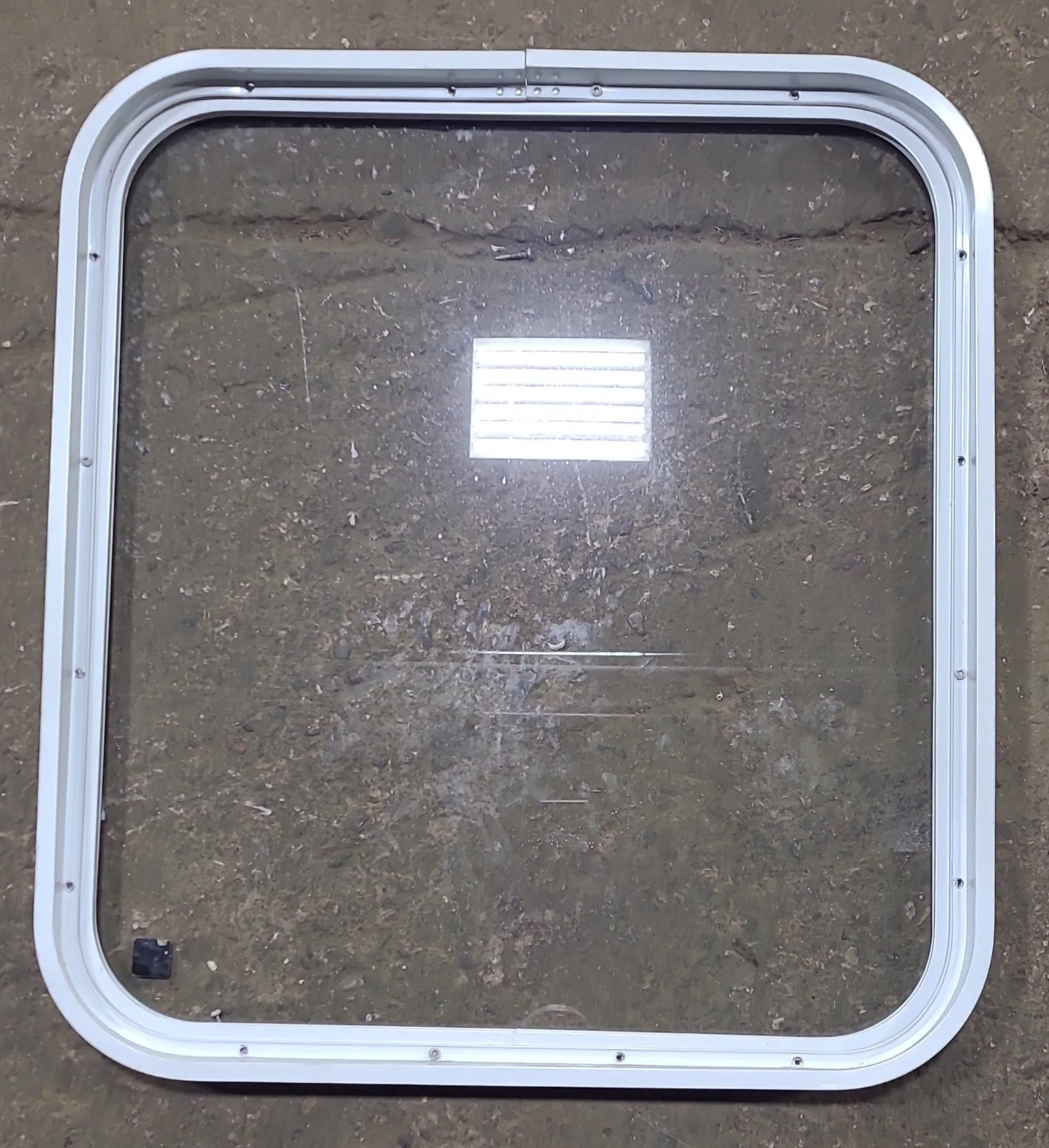 Used White Radius Non Opening Window : 23 1/2" W x 25 3/4" H x 1 7/8" D - Image 4